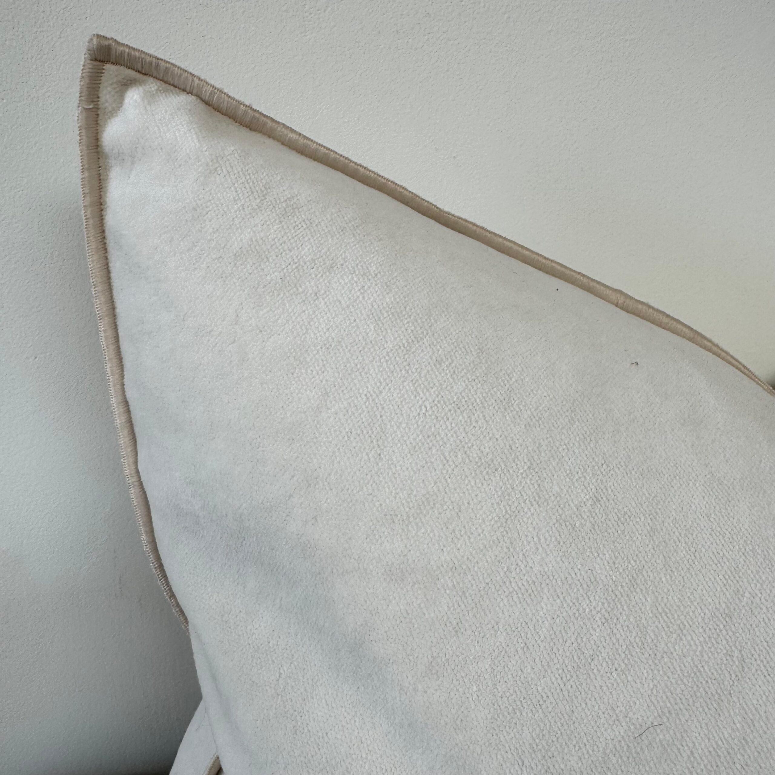 XXI secolo e contemporaneo Cuscino d'accento in velluto cremoso in stile europeo vintage con inserto in piuma d'oca in vendita