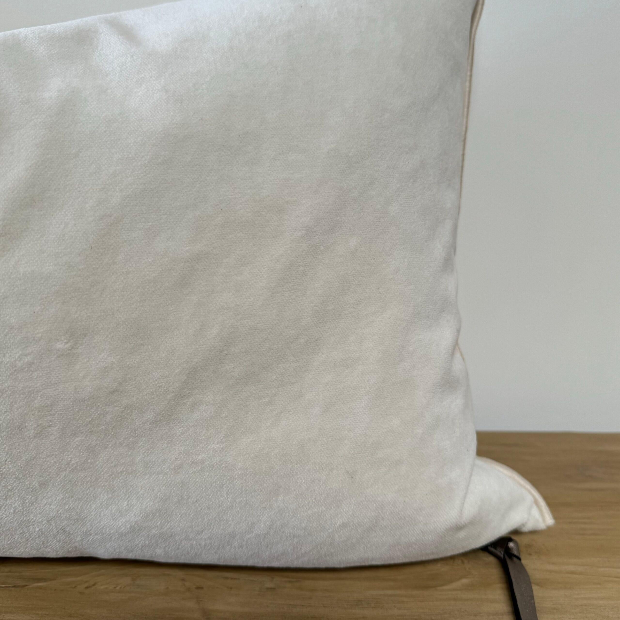 Cotone Cuscino d'accento in velluto cremoso in stile europeo vintage con inserto in piuma d'oca in vendita