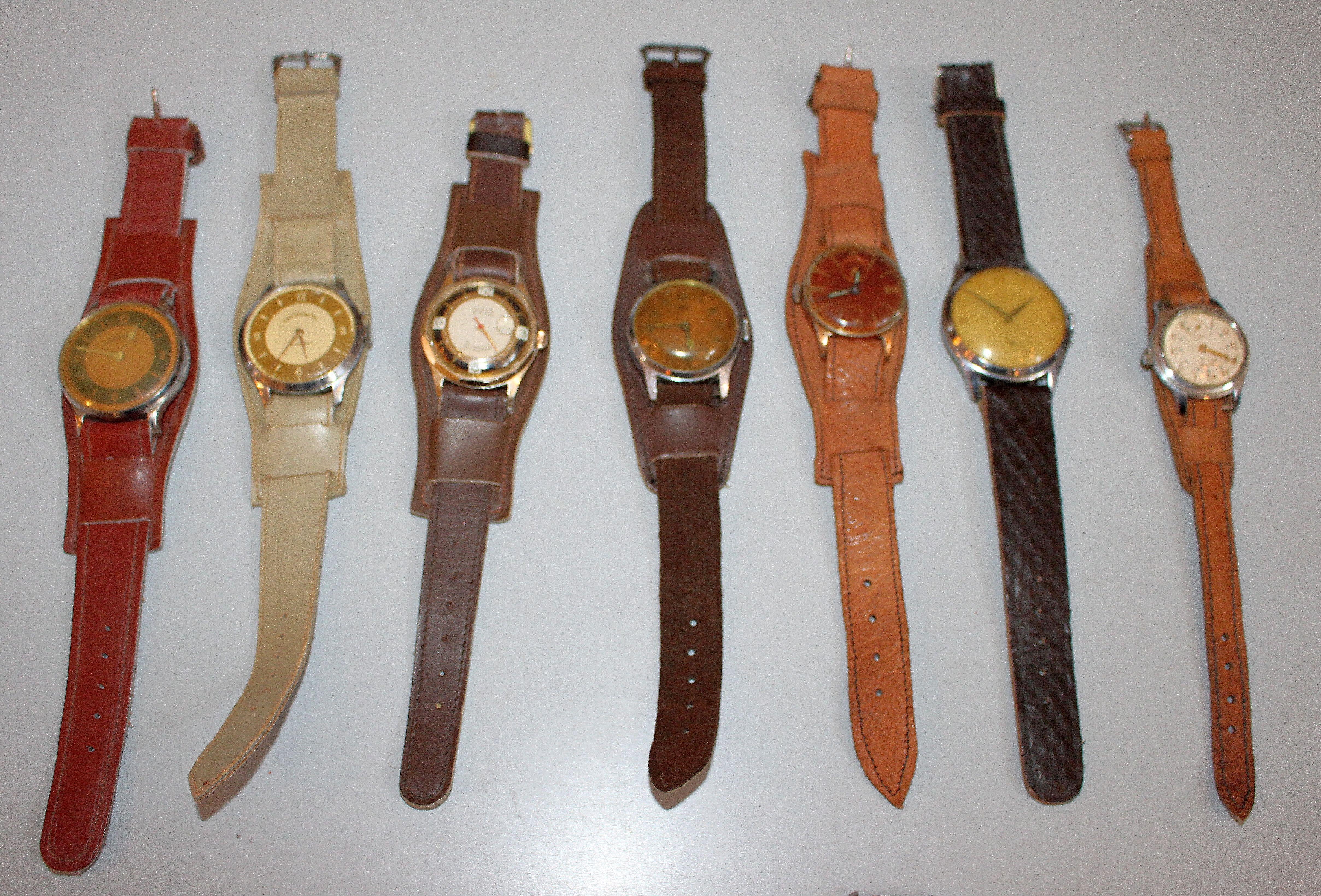 Vintage and antique wristwatch collection. Total 23 watches . All of them in original condition.
Leather bends. The watches are functional but needs a movement cleaning which is a normal procedure for the vintage mechanical watches. One price for