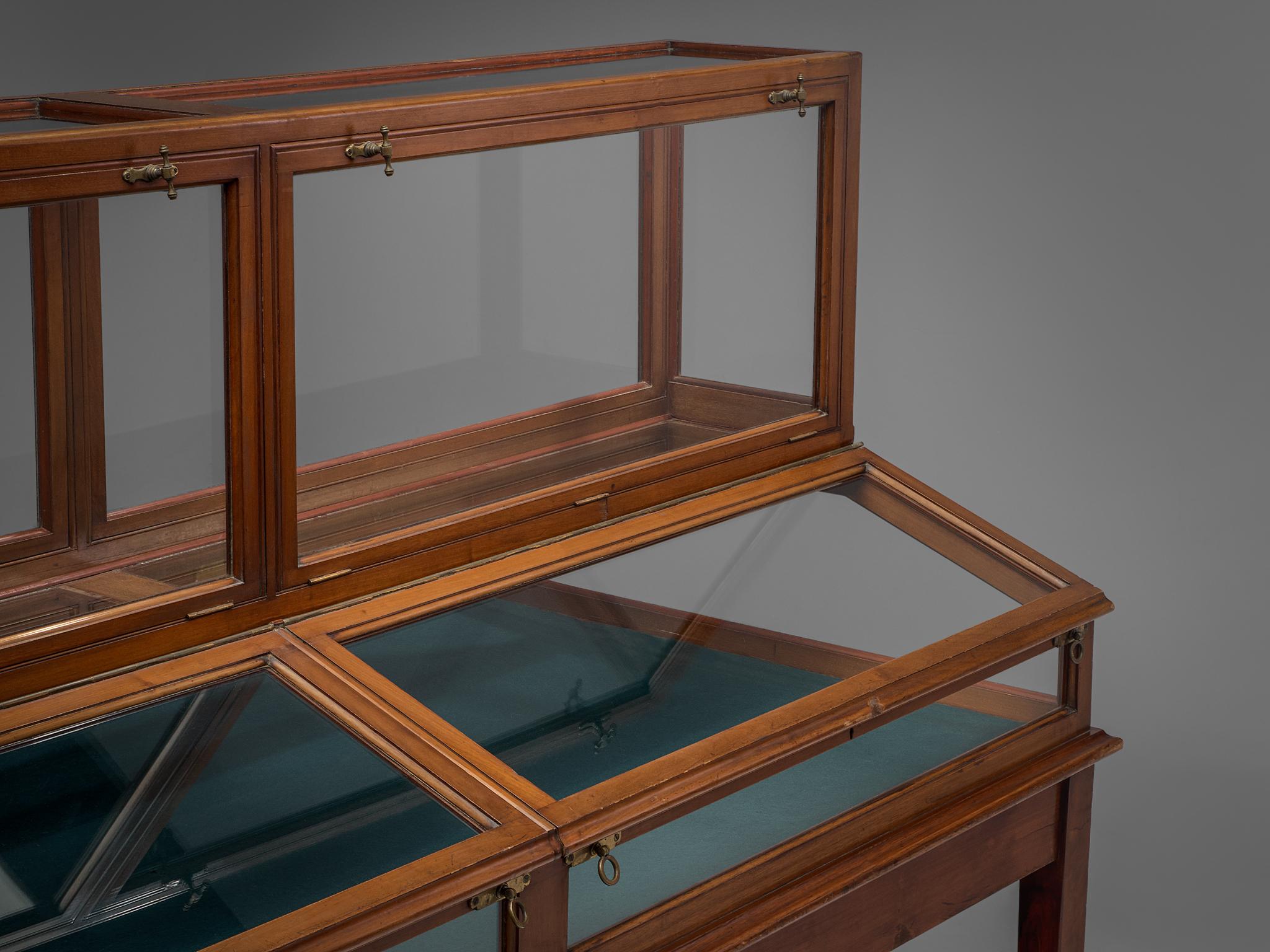 Vitrina europea de madera oscurecida, años 50 1