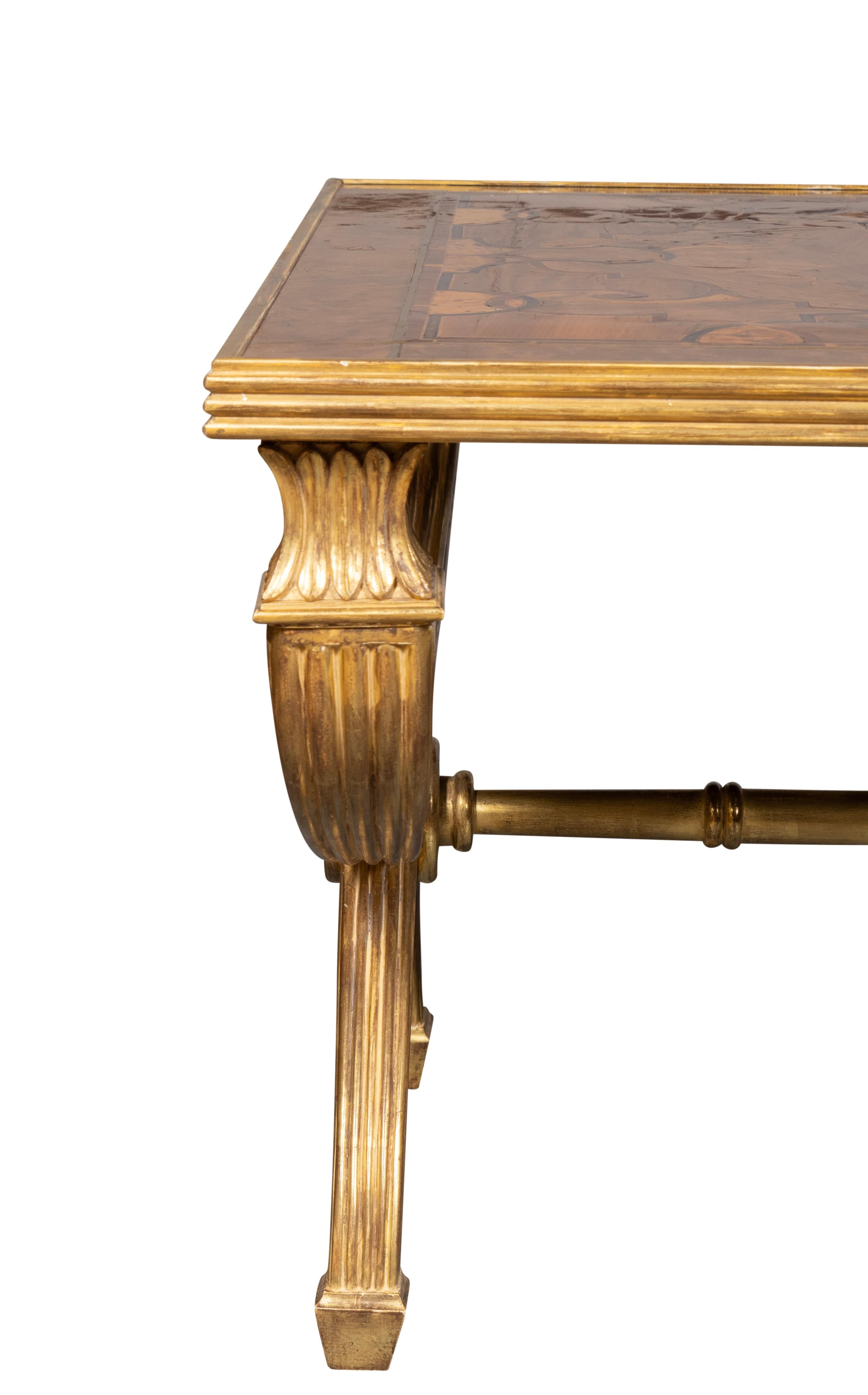 Table basse européenne en noyer et bois doré en vente 3