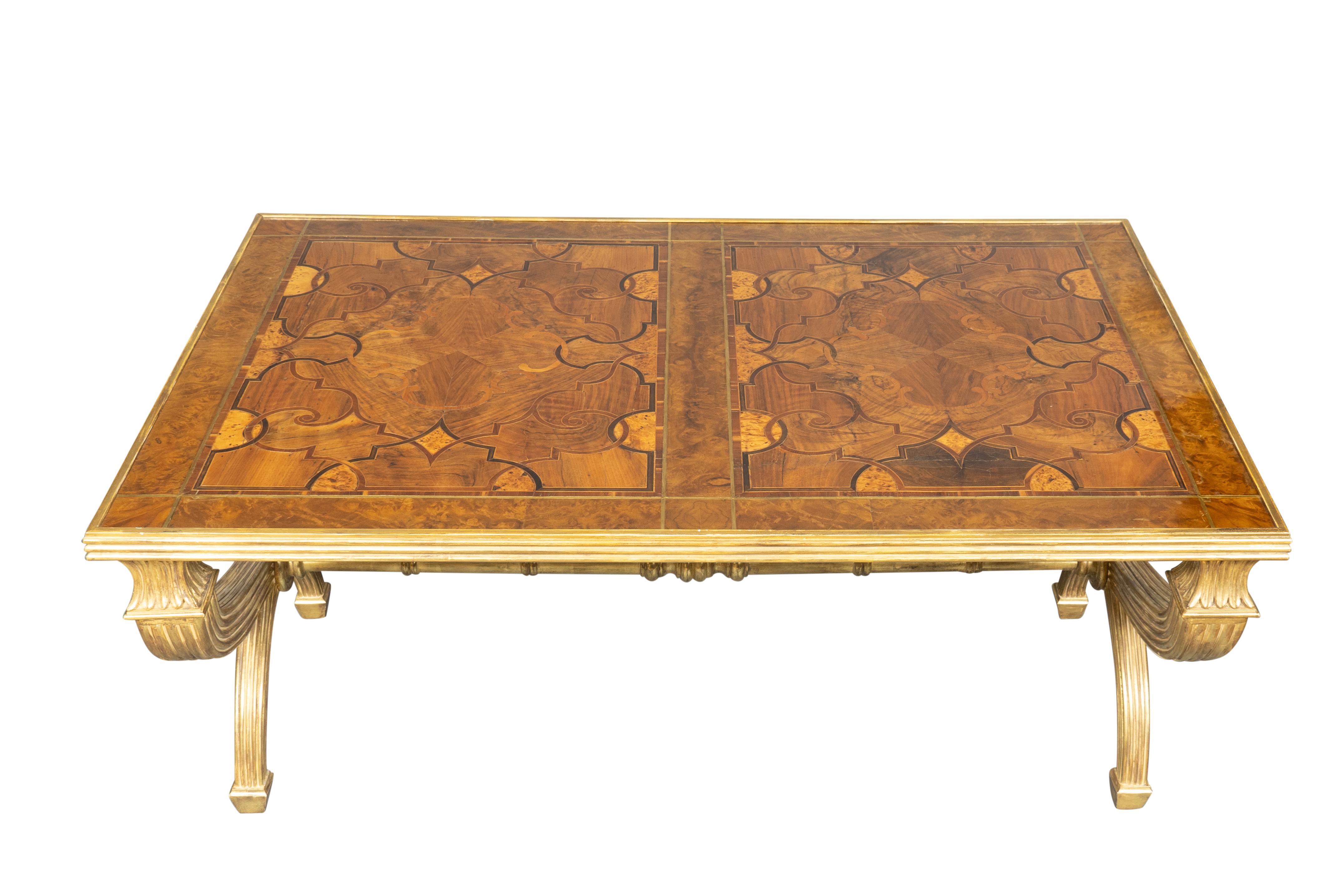 Néo-classique Table basse européenne en noyer et bois doré en vente
