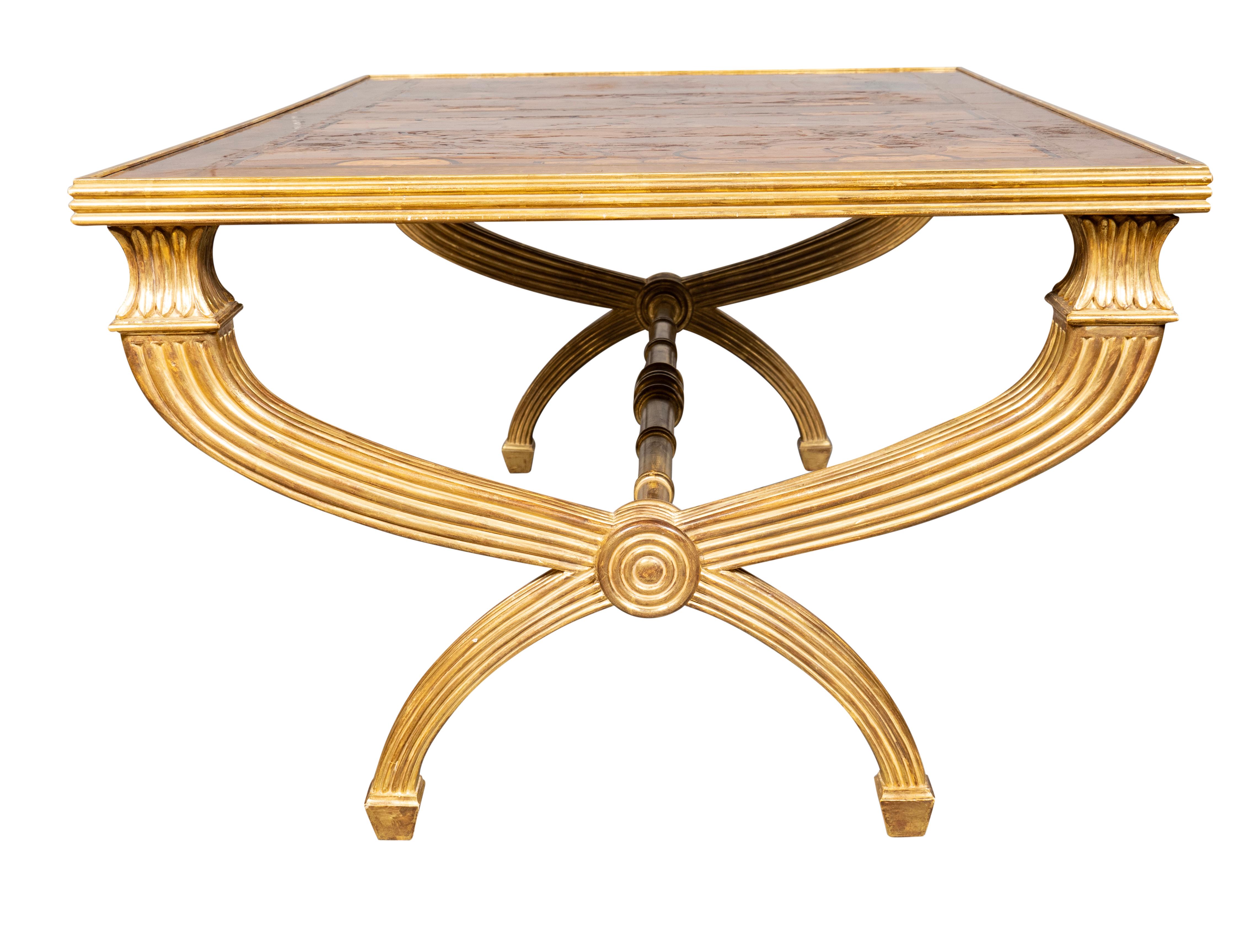 Table basse européenne en noyer et bois doré Bon état - En vente à Essex, MA