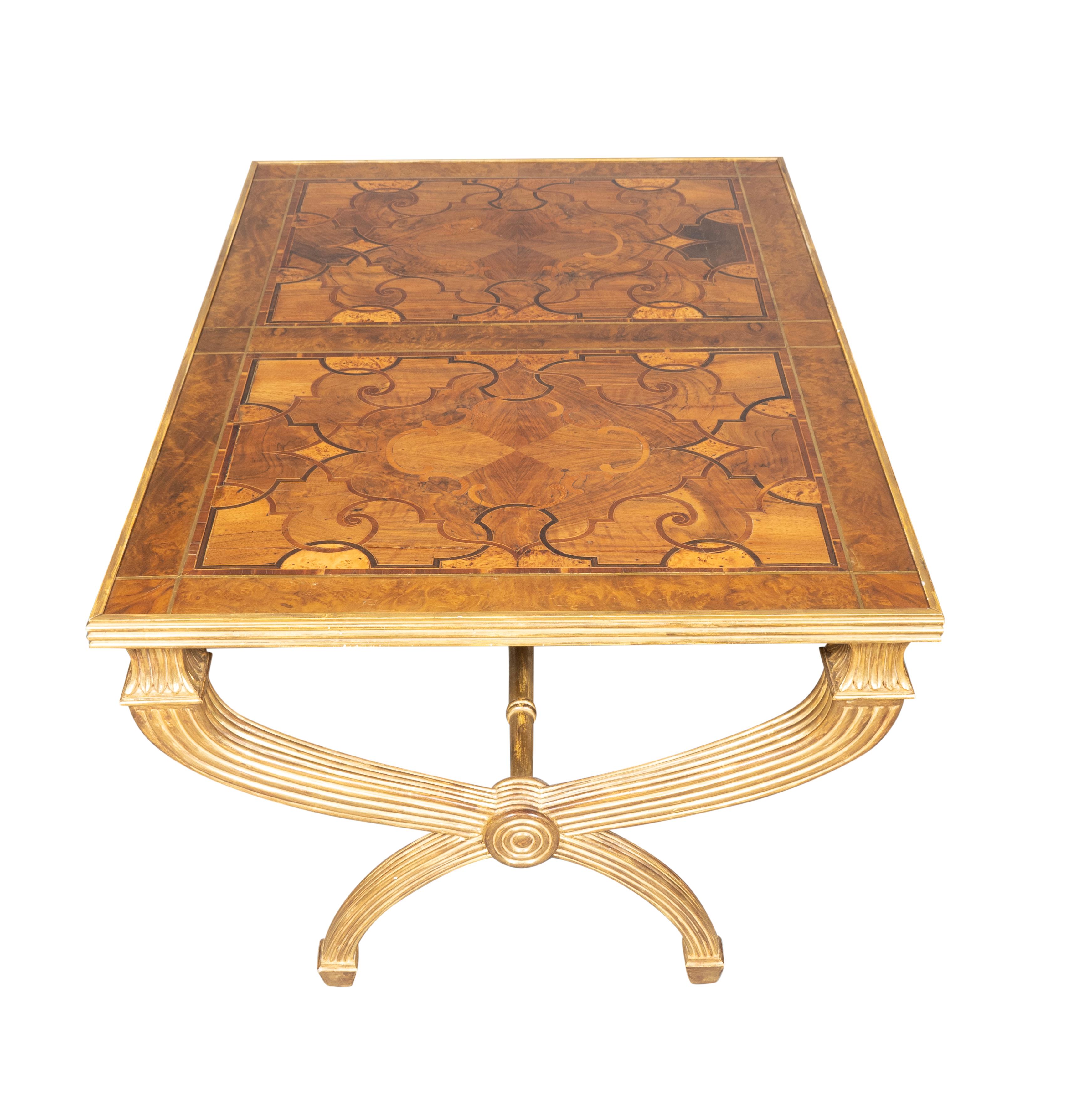 Début du XIXe siècle Table basse européenne en noyer et bois doré en vente