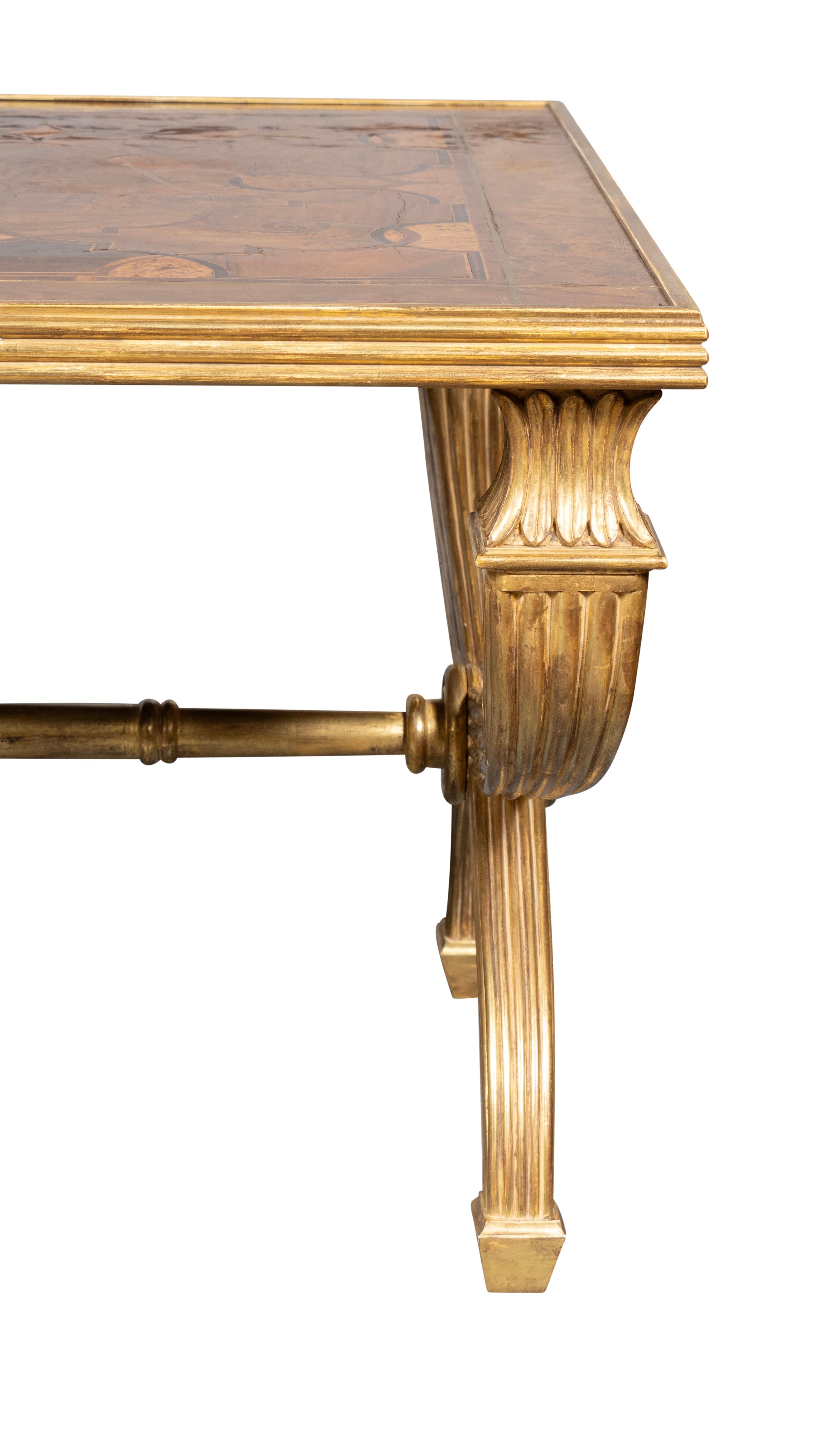 Table basse européenne en noyer et bois doré en vente 2