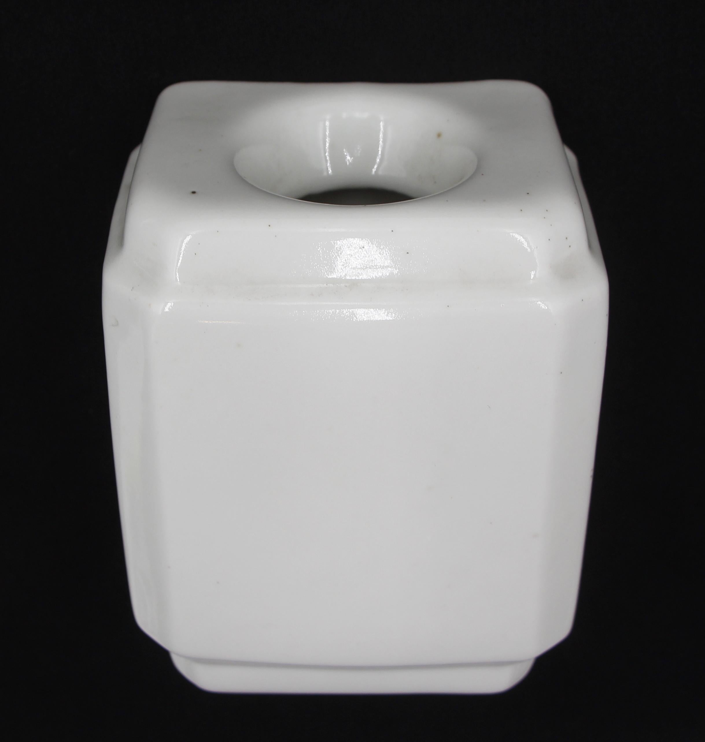 Portacepillos de porcelana europeos de montaje en superficie, fabricados en cerámica blanca. Los tornillos de montaje originales no están disponibles. Buen estado con pequeños desgastes. Pequeña cantidad disponible en el momento de la publicación.