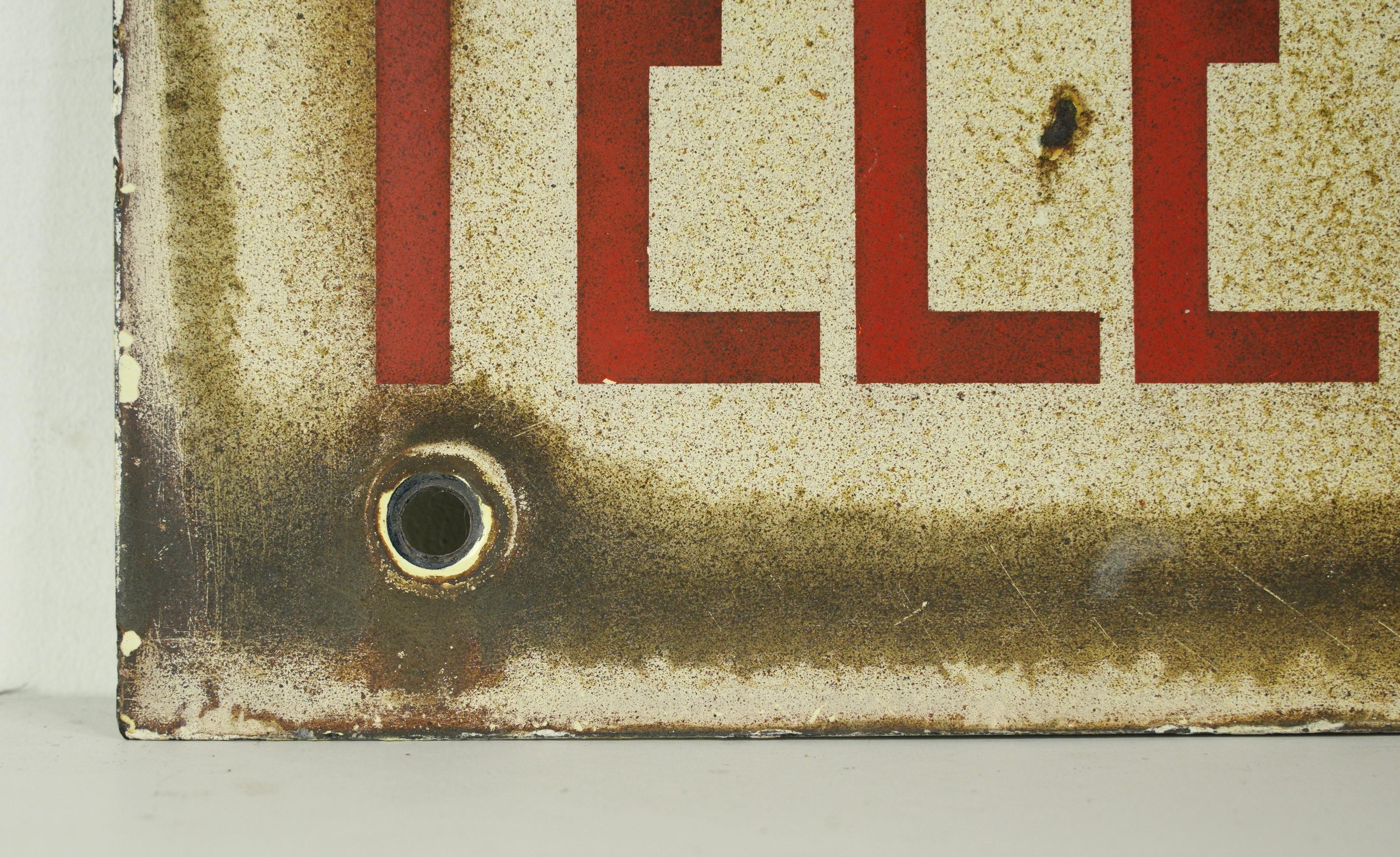 Europäisches Telefonschild aus Stahl mit weißer und roter Emaille im Zustand „Gut“ im Angebot in New York, NY