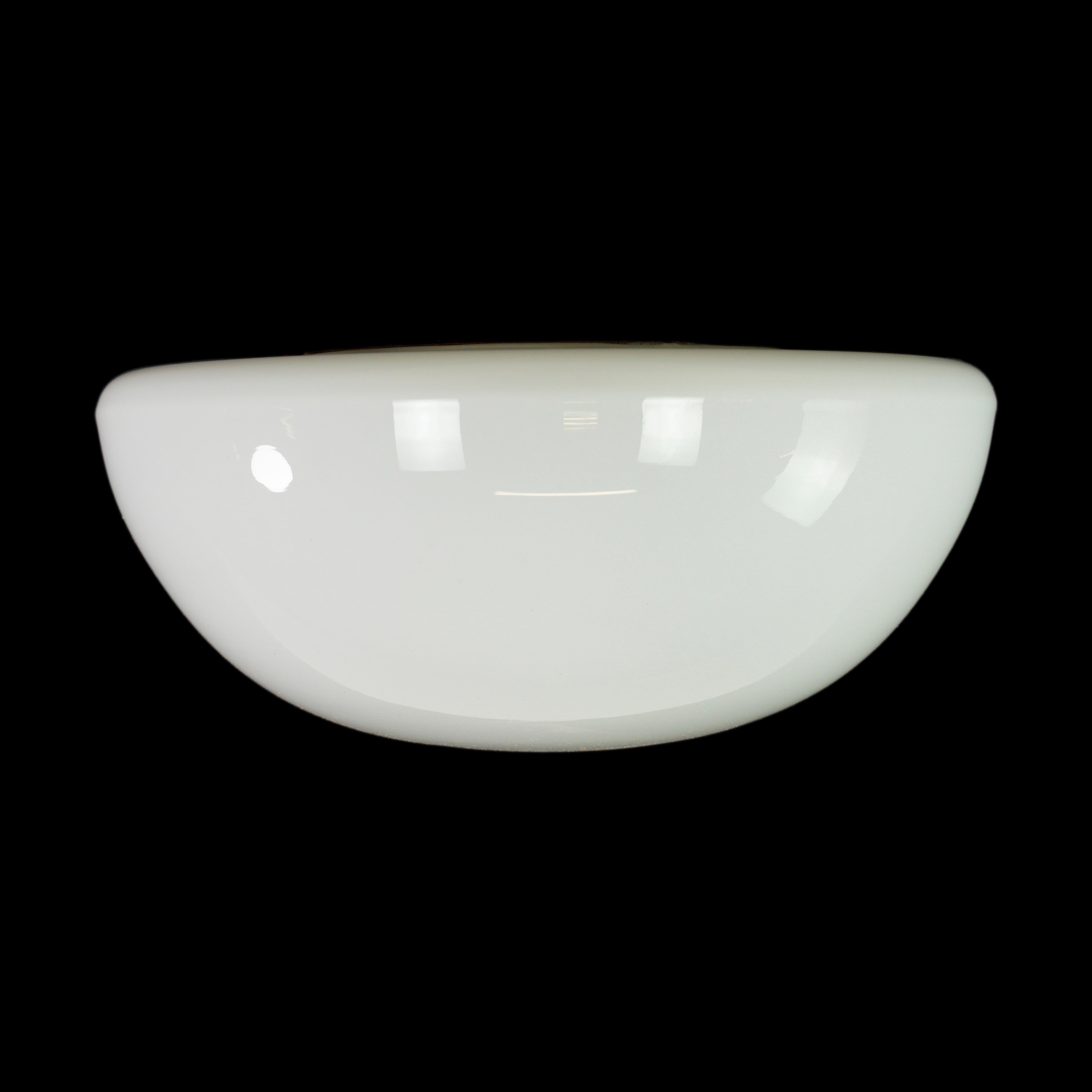 Luminaire encastré rond en verre blanc. Elle nécessite une ampoule standard à culot moyen. Le prix comprend la restauration, le nettoyage et le recâblage. Bon état avec une usure appropriée due à l'âge. Petite quantité disponible au moment de la