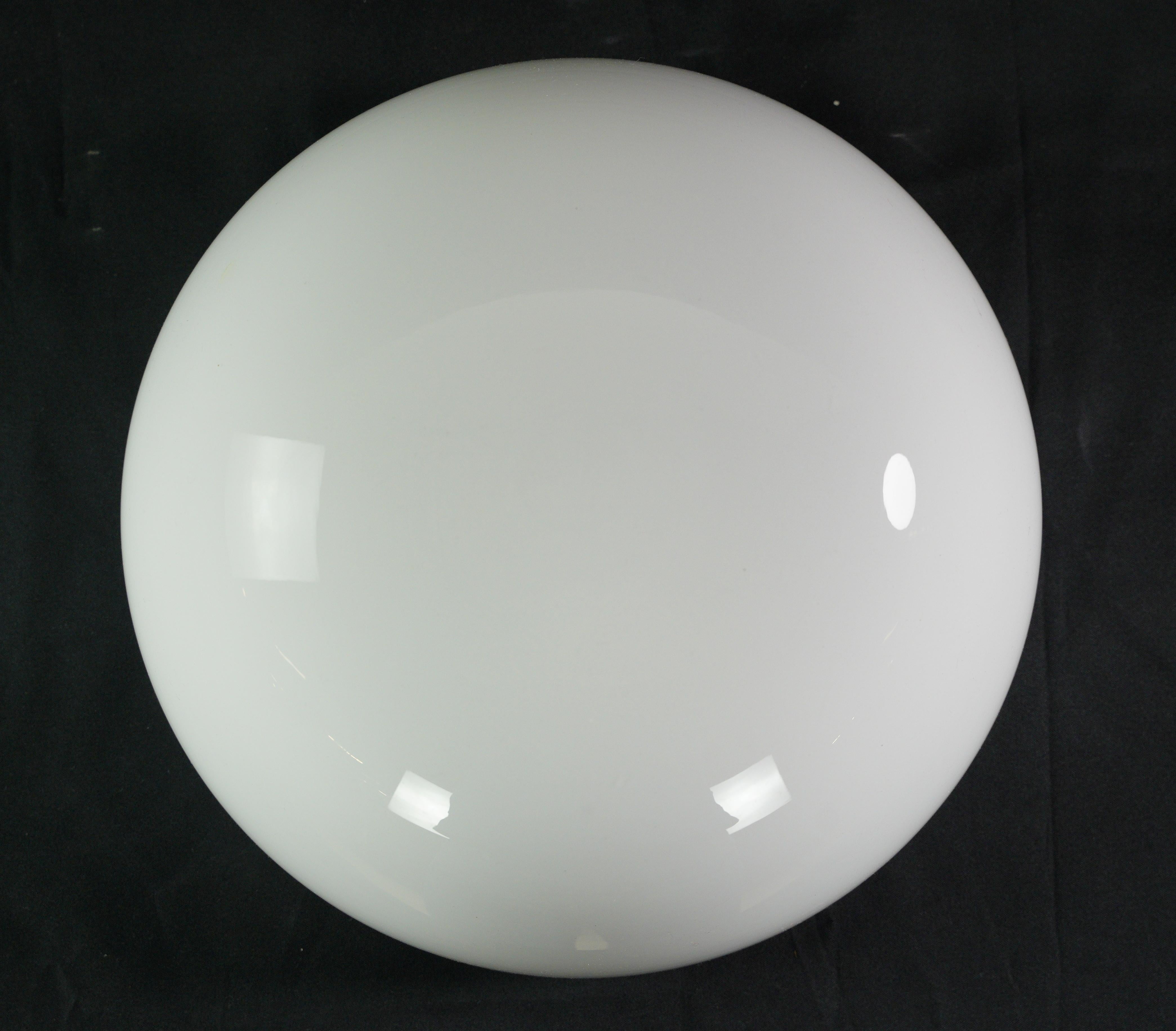 European White Round 10 in. Verre Flush Mount Light Bon état - En vente à New York, NY