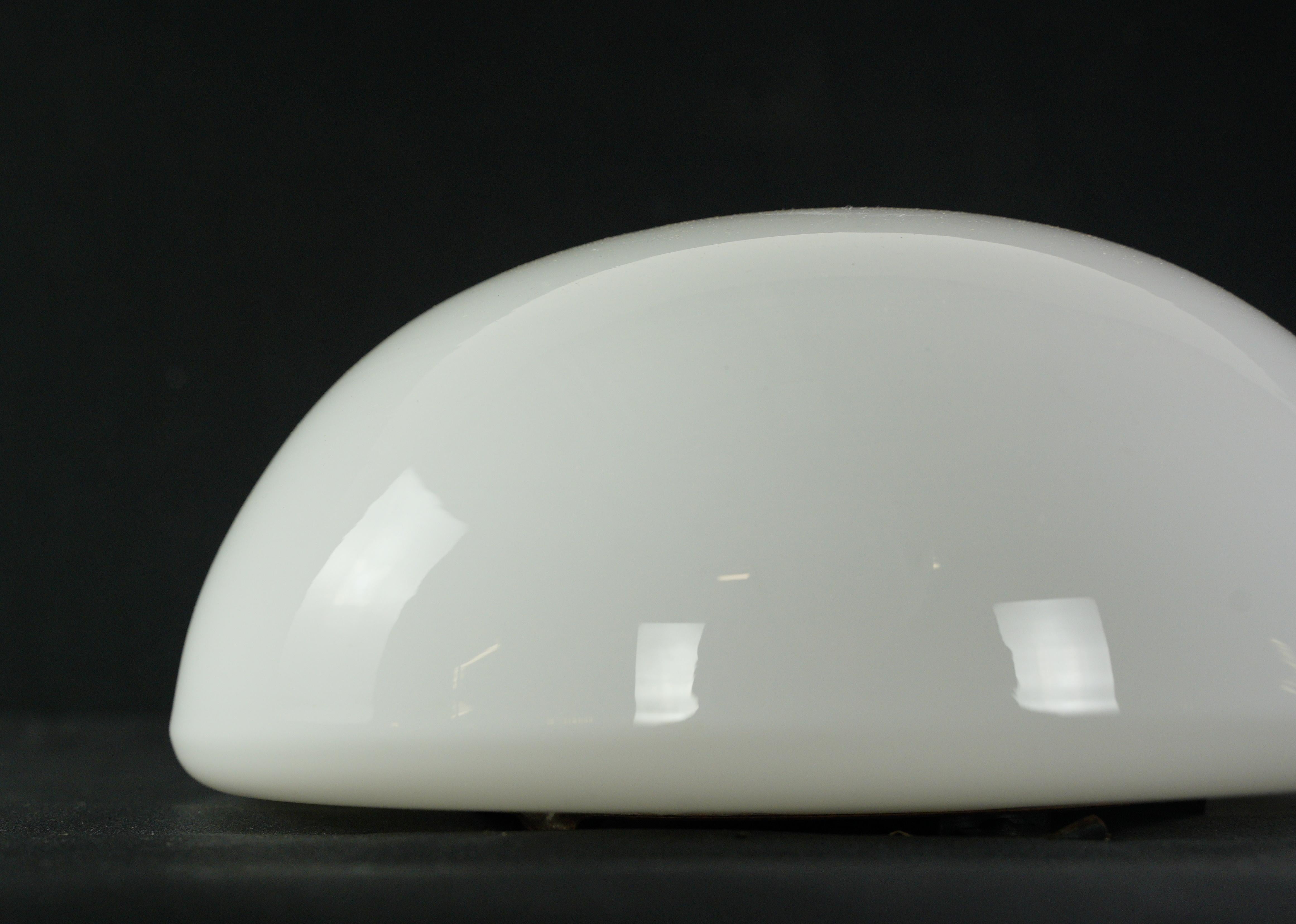 20ième siècle European White Round 10 in. Verre Flush Mount Light en vente