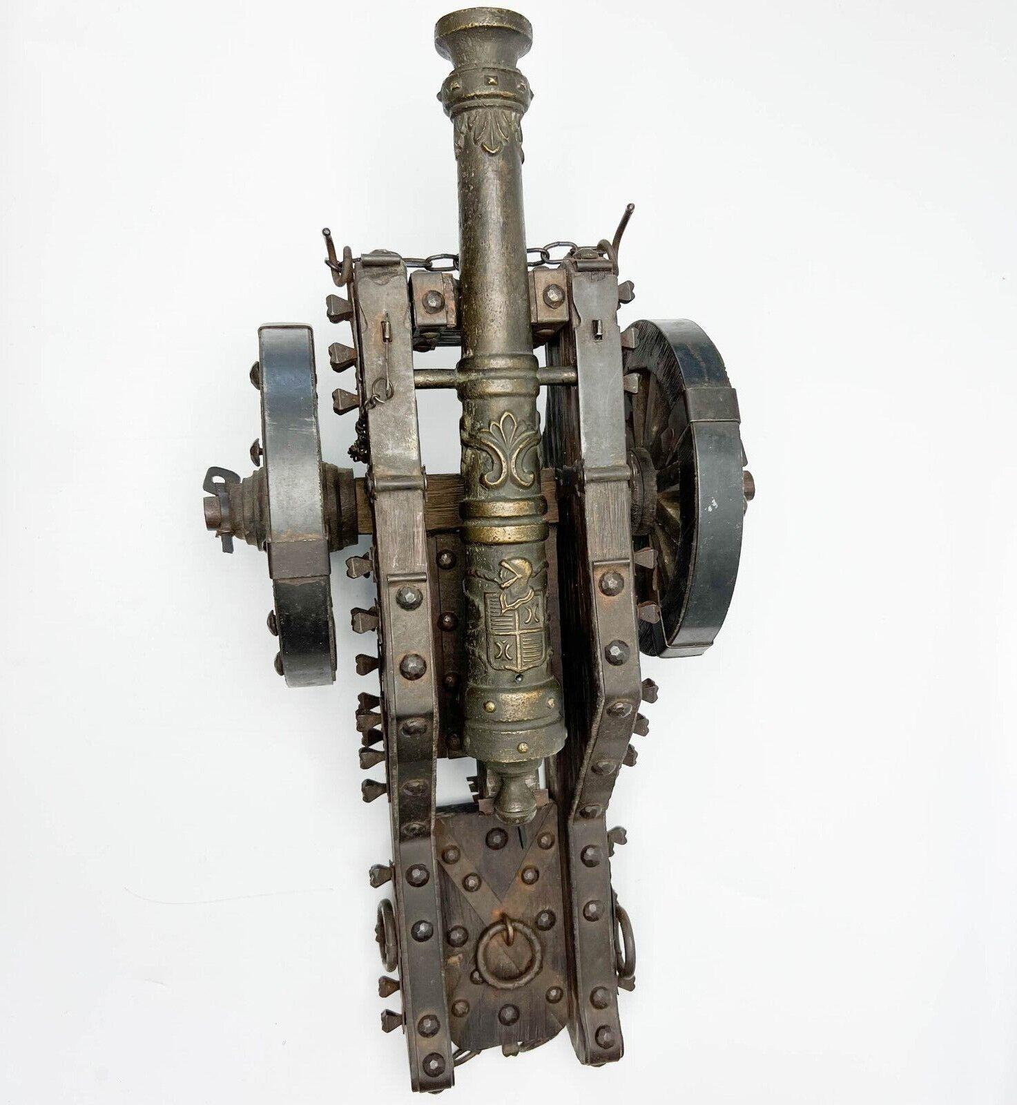 Europäisches Modell eines Kanonen aus Holz, Eisen und Metall mit Wappen (19. Jahrhundert) im Angebot