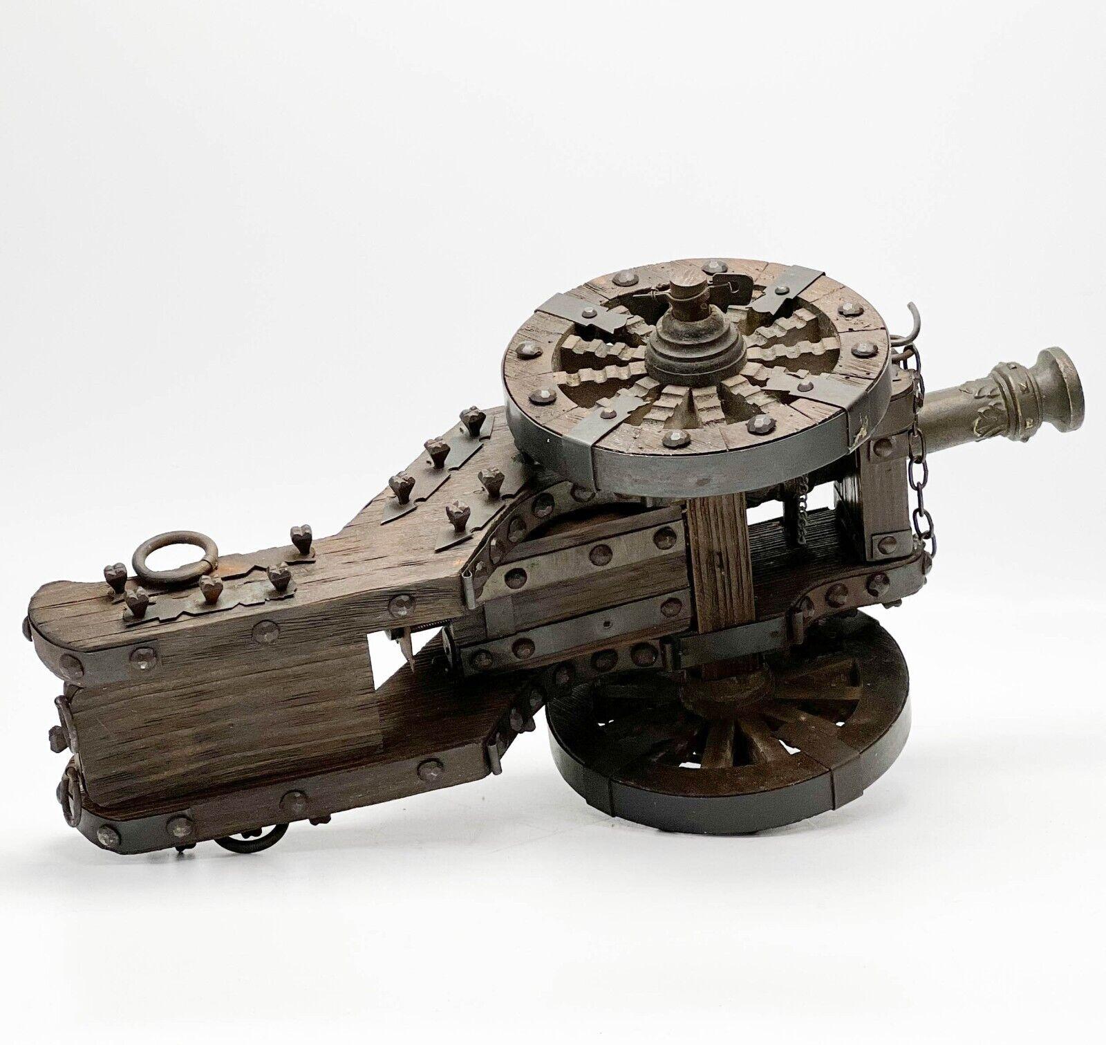 Europäisches Modell eines Kanonen aus Holz, Eisen und Metall mit Wappen im Angebot 1