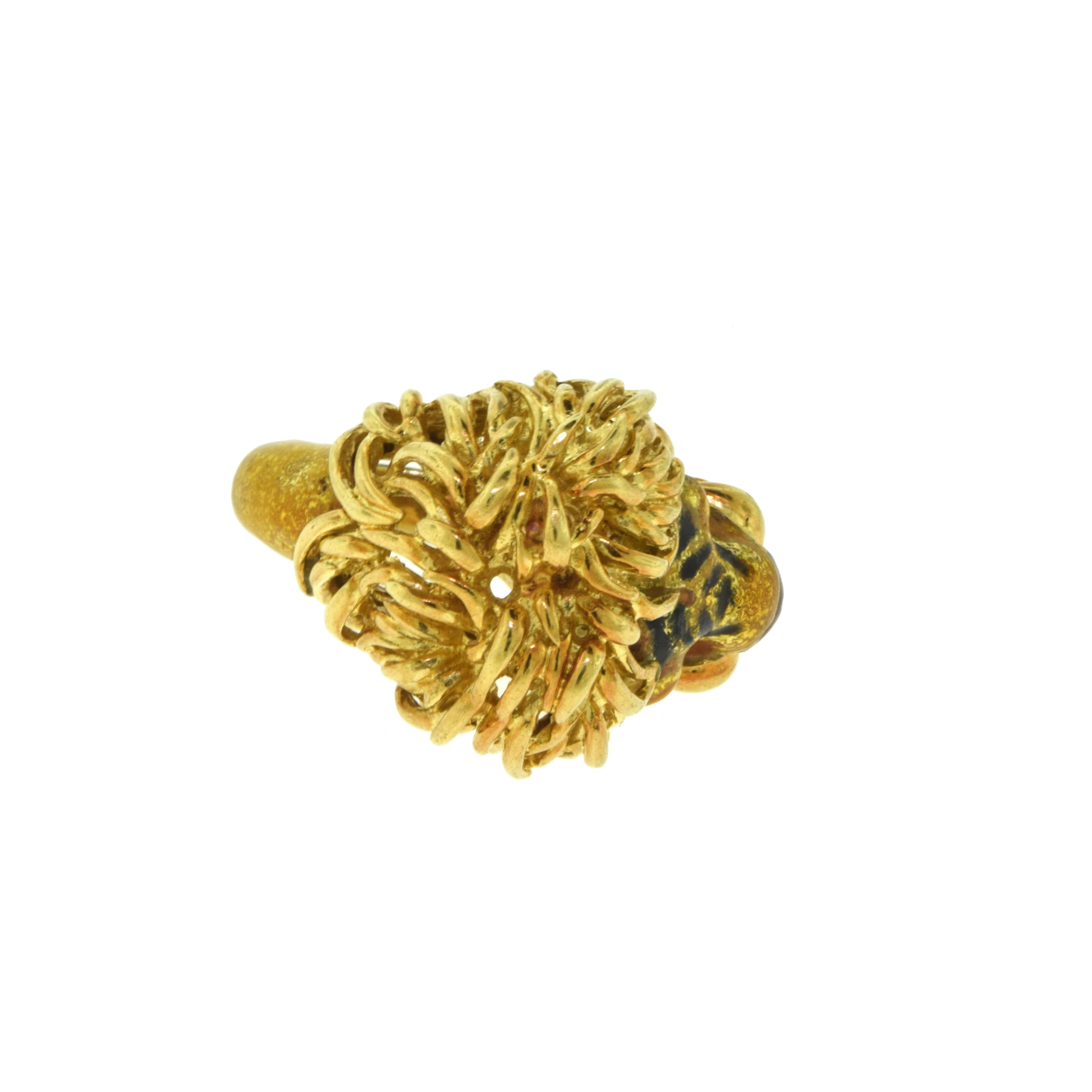 European Yellow Gold Lion Head Color Enamel Vintage Ring In Good Condition For Sale In Miami, FL