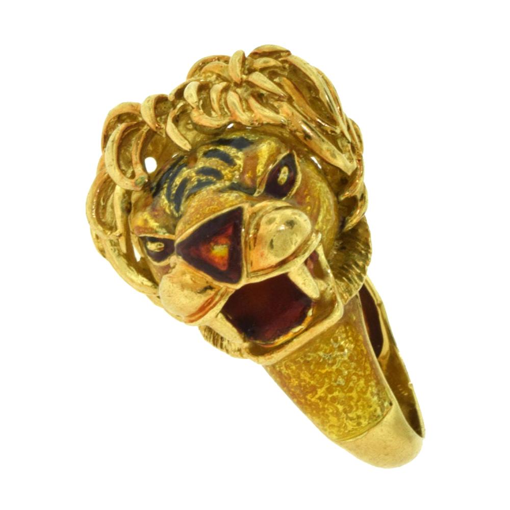 Bague vintage européenne en or jaune et émail couleur tête de lion en vente