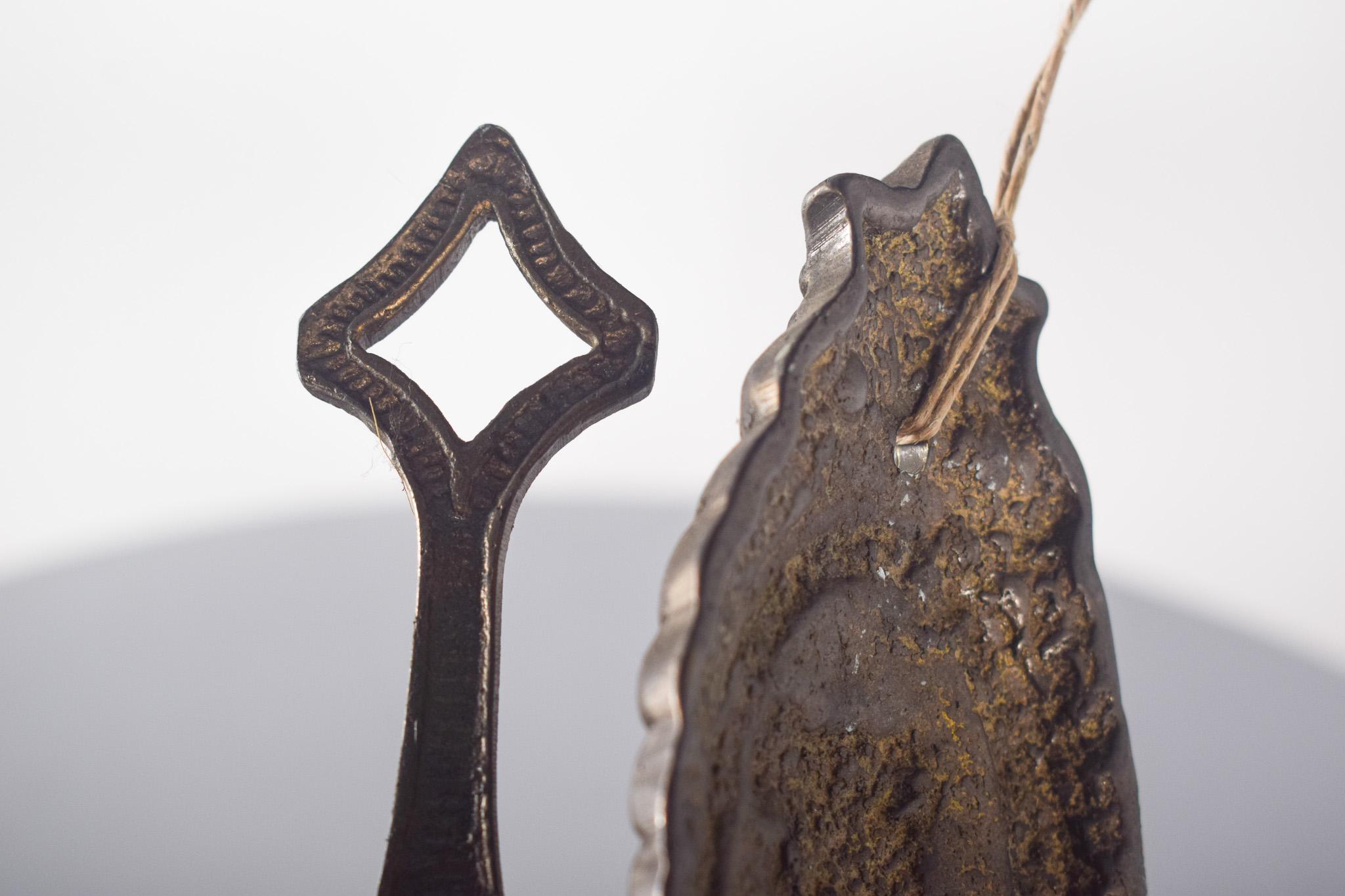 Europäische Wandapplikation aus gelbem Metall im Angebot 1