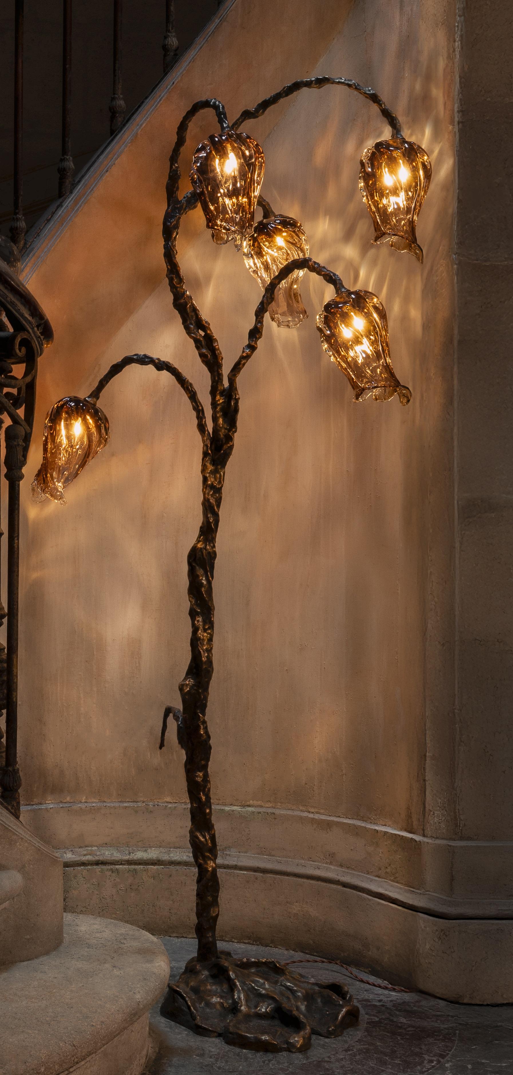 Lampadaire décoratif Eurydice en bronze et verre soufflé par Emilie Lemardeley
Édition limitée à 8 pièces.
Dimensions : Ø 65 x H 180 cm : Ø 65 x H 180 cm.
MATERIAL : Bronze et verre soufflé.

Toutes nos lampes peuvent être câblées en fonction de