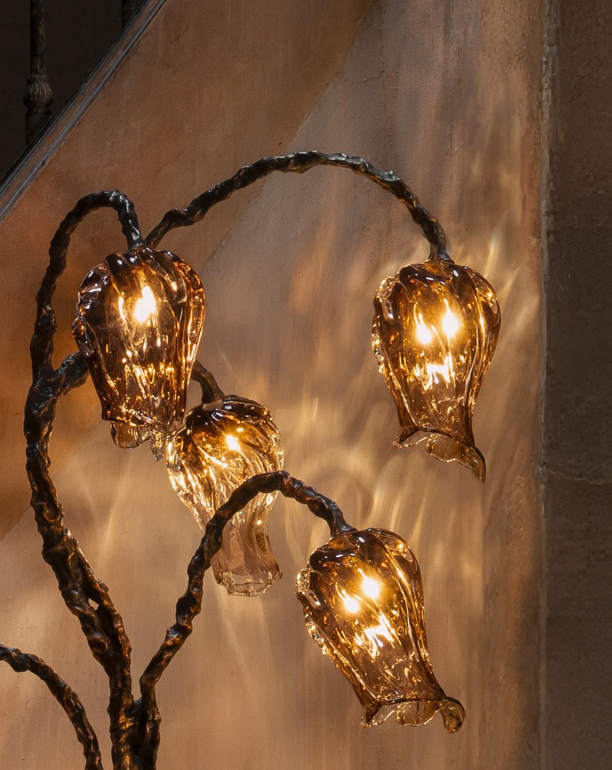 Postmoderne Lampadaire décoratif Eurydice en bronze et verre soufflé par Emilie Lemardeley en vente