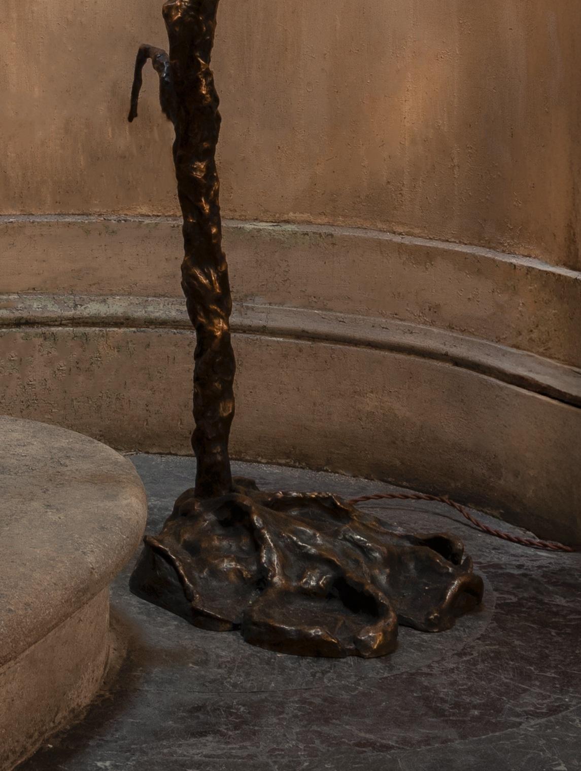 Français Lampadaire décoratif Eurydice en bronze et verre soufflé par Emilie Lemardeley en vente