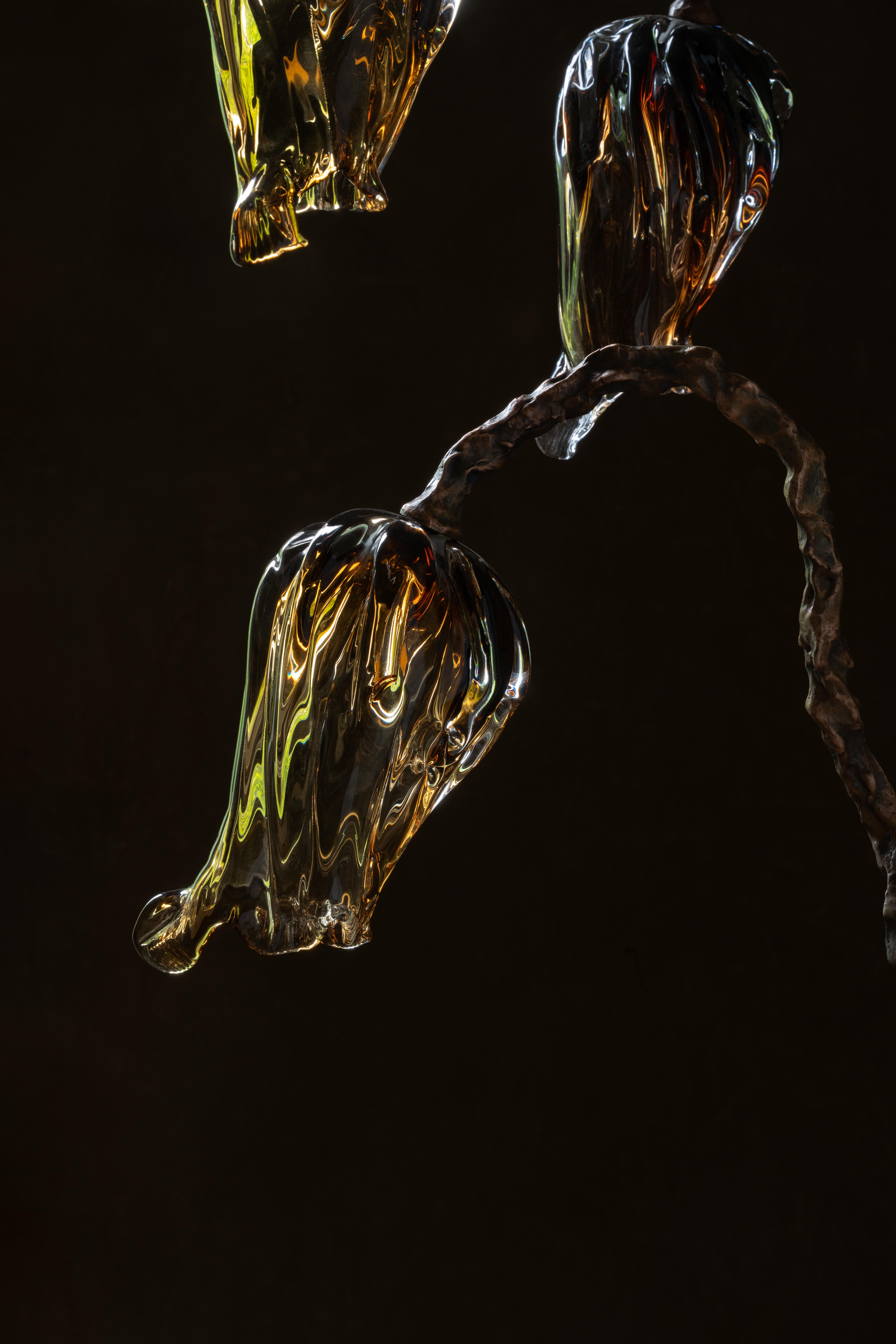 Autre Lampadaire décoratif Eurydice en bronze et verre soufflé par Emilie Lemardeley en vente