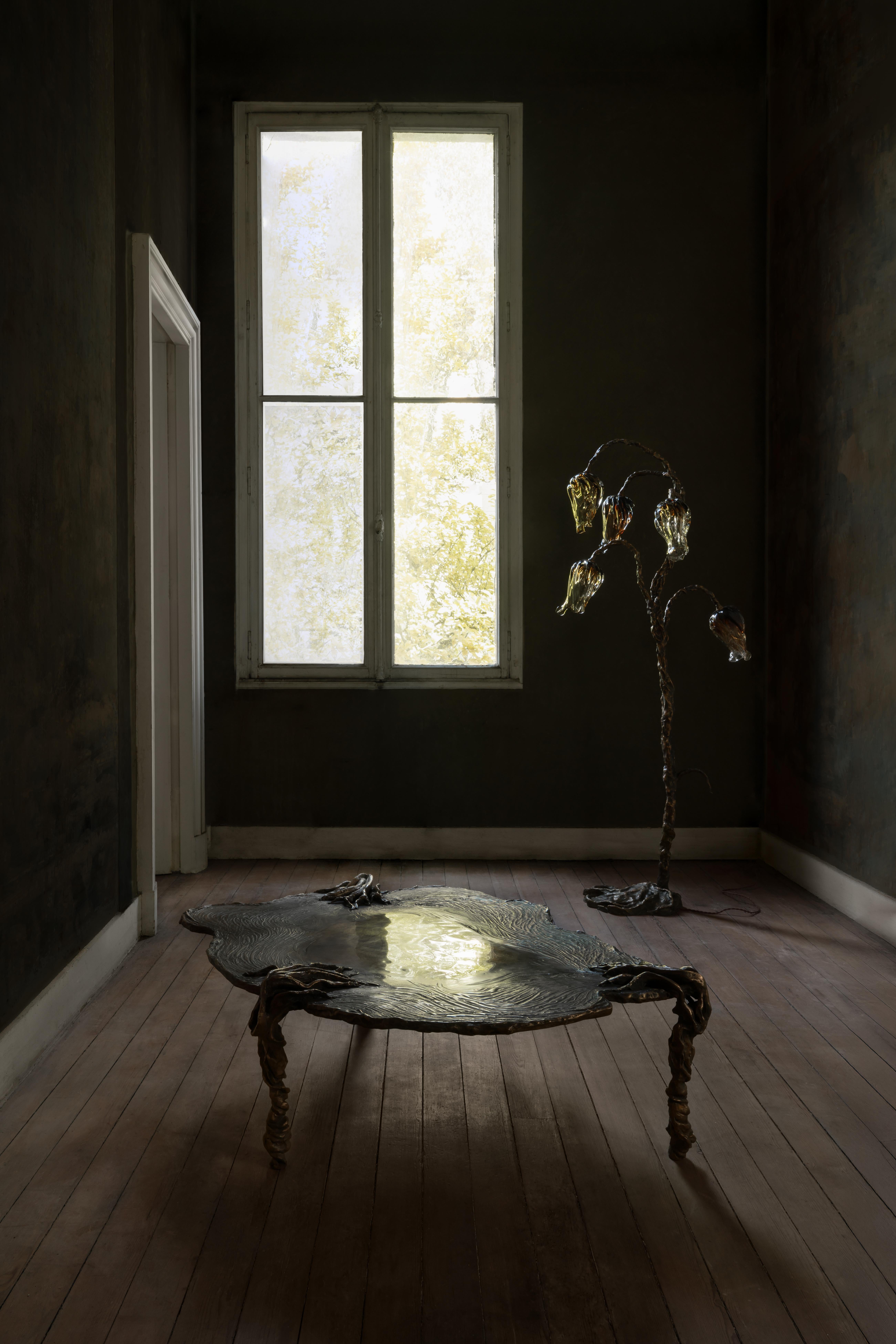 XXIe siècle et contemporain Lampadaire décoratif Eurydice en bronze et verre soufflé par Emilie Lemardeley en vente