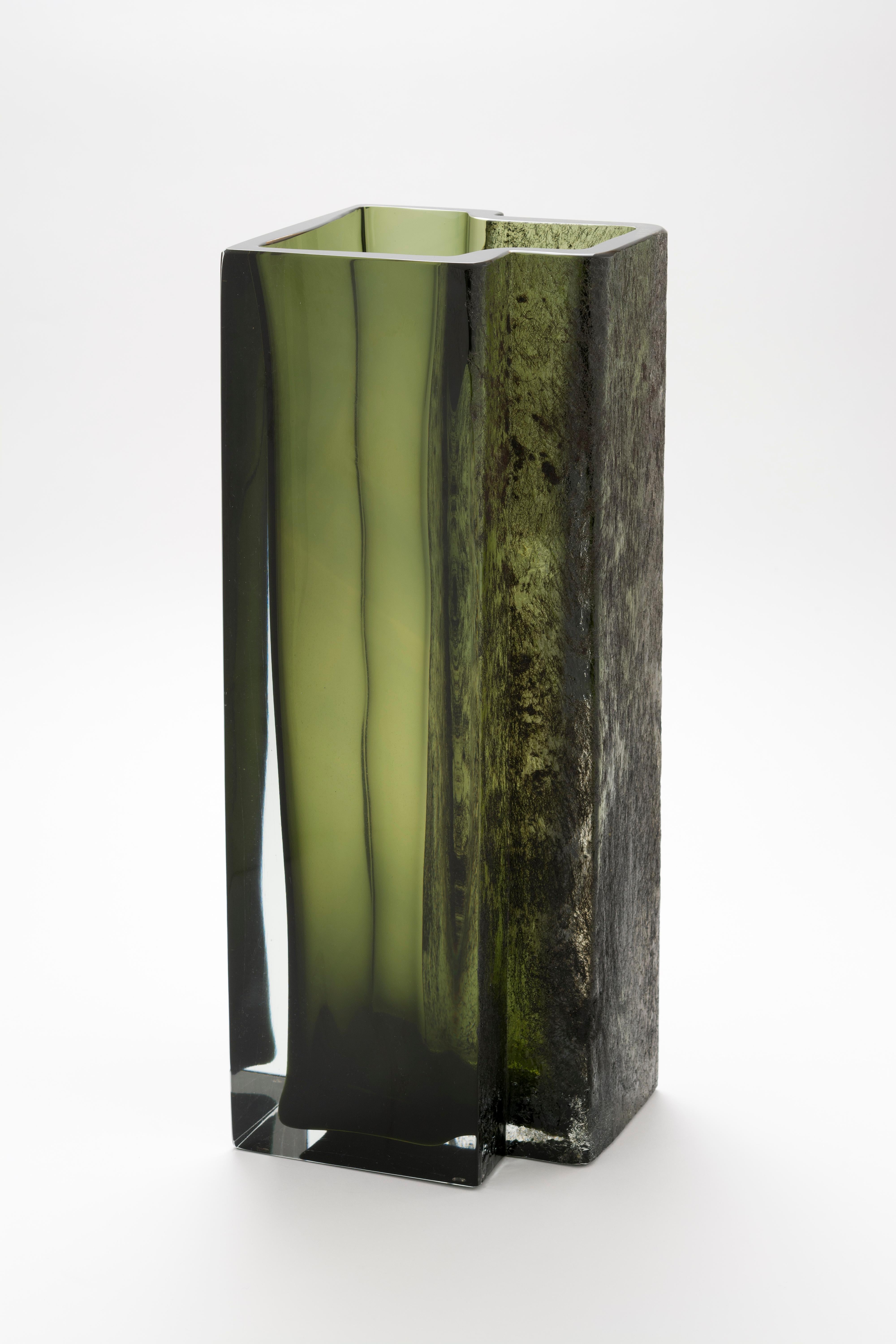 Eurytmia vase by Paolo Marcolongo
Dimensions: 15.7 x 16.2 x H 42 cm 
Materials: Murano glass and iron. 


Paolo Marcolongo was born in Padua in 1956, he attended the Art High School 