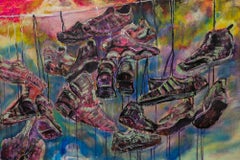 "Life on the Line", Schuhe, die an einer Hochspannungsleitung hängen, genähte Mischtechnik