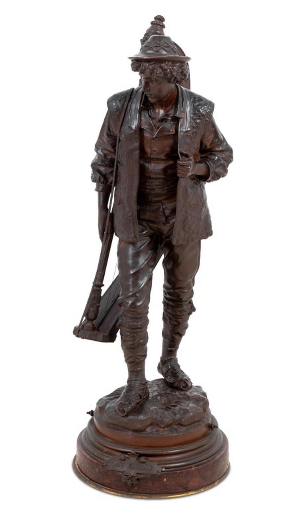 Eutrope Bouret (francés, 1833-1906) Escultura de bronce patinado "Sans Famille" [Sin familia], finales del siglo XIX, músico de pie que lleva un arpa, sobre base de rocalla, firmada y con sello de garantía en bronce "au Titre Paris", sobre base