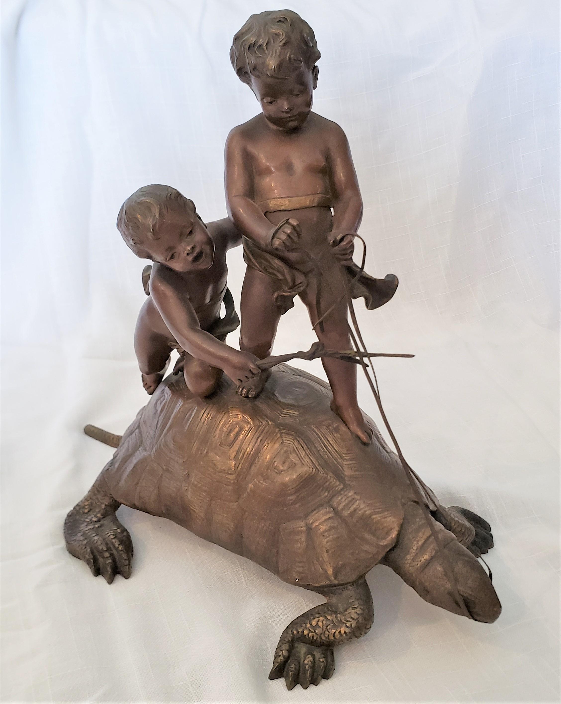Diese skurrile antike Bronzeskulptur wurde von Eutrope Bouret aus Frankreich um 1890 im Empire-Stil geschaffen. Diese sehr gut ausgeführte Bronzeskulptur zeigt zwei Jungen, die auf dem Rücken einer Schildkröte reiten und die Zügel in der Hand