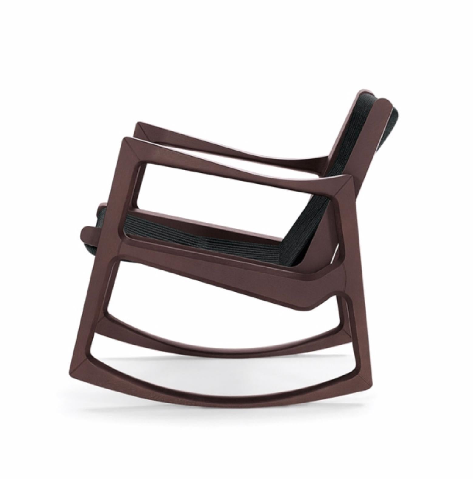 La chaise à bascule Euvira de Jader Almeida est un mélange magistral d'hier et d'aujourd'hui, de légèreté et de solidité. Avec ses lignes fluides orchestrées avec précision, qui s'épaississent et s'effilent pour former un rythme agréable, la chaise