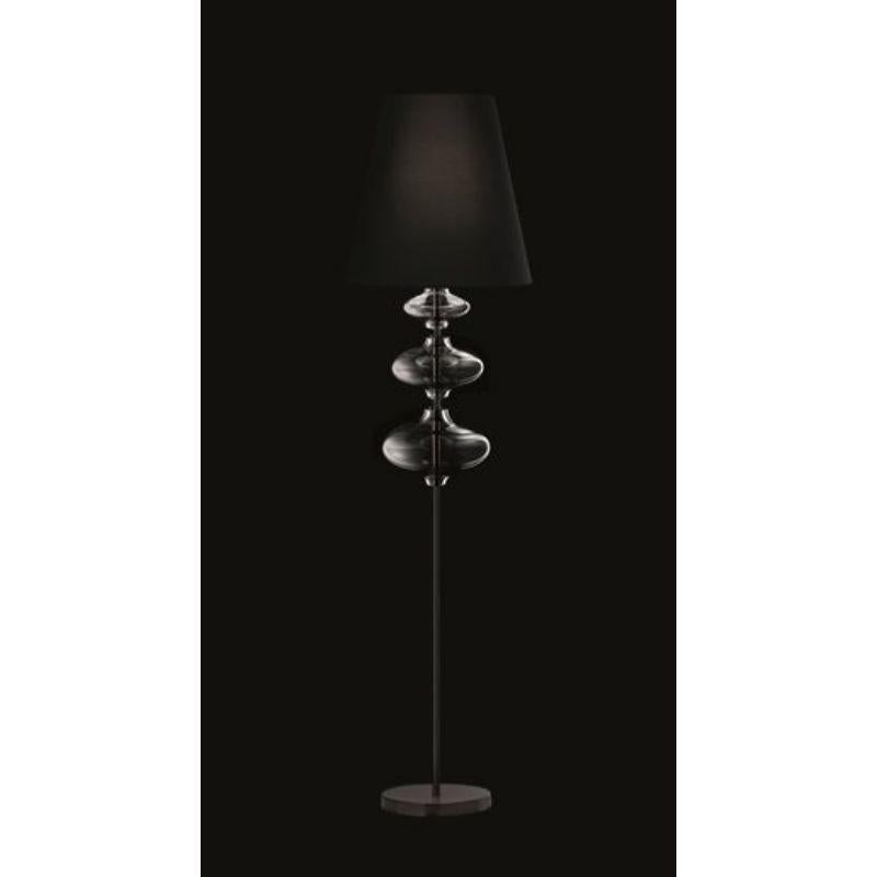 The great hanging ogives identify this modern floor lamp. Lightness is the main feature which makes it suitable for any interior design project.