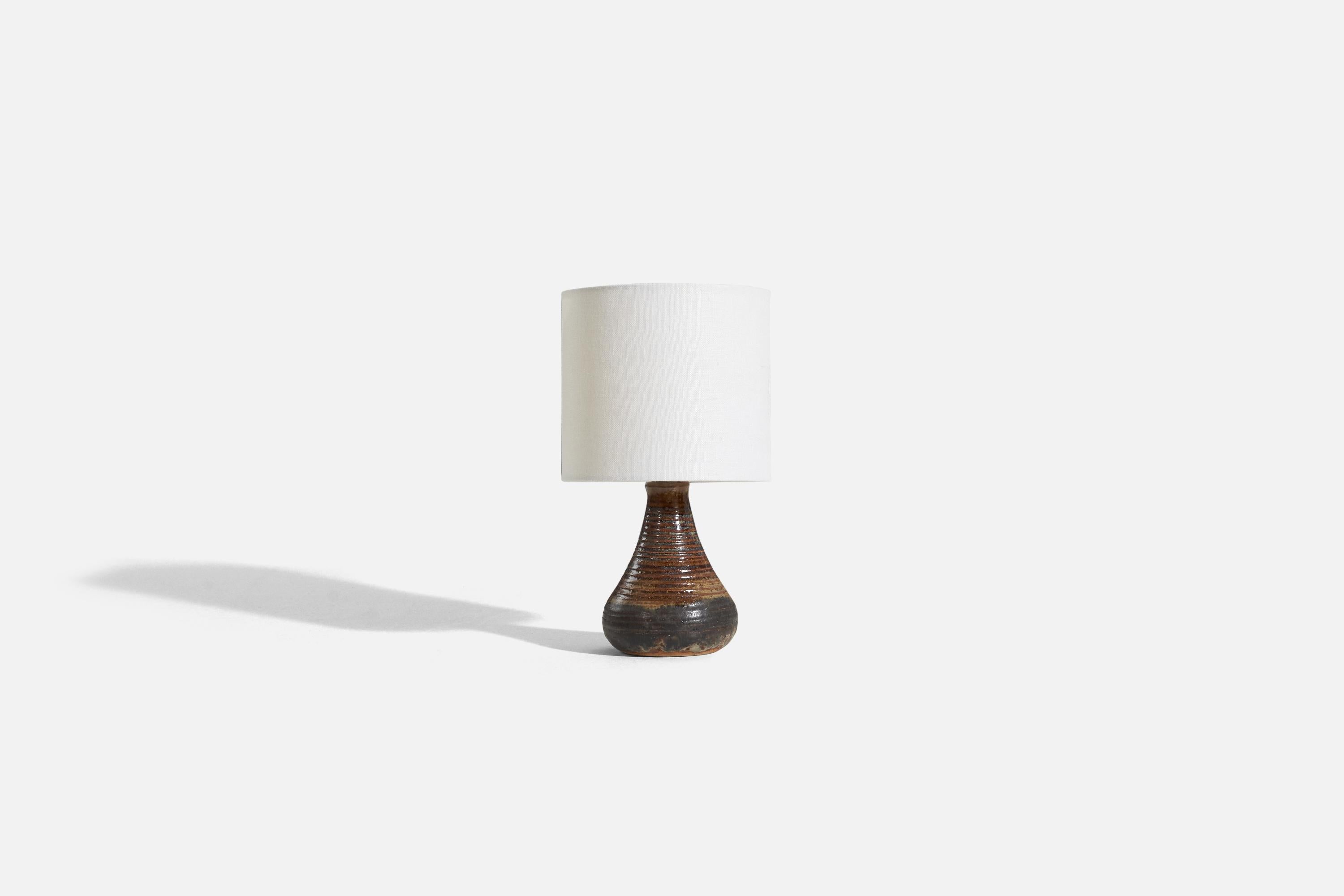Eva Bengtsson, Tischlampe, glasiertes Steingut, Schweden, ca. 1970er Jahre (Moderne der Mitte des Jahrhunderts) im Angebot