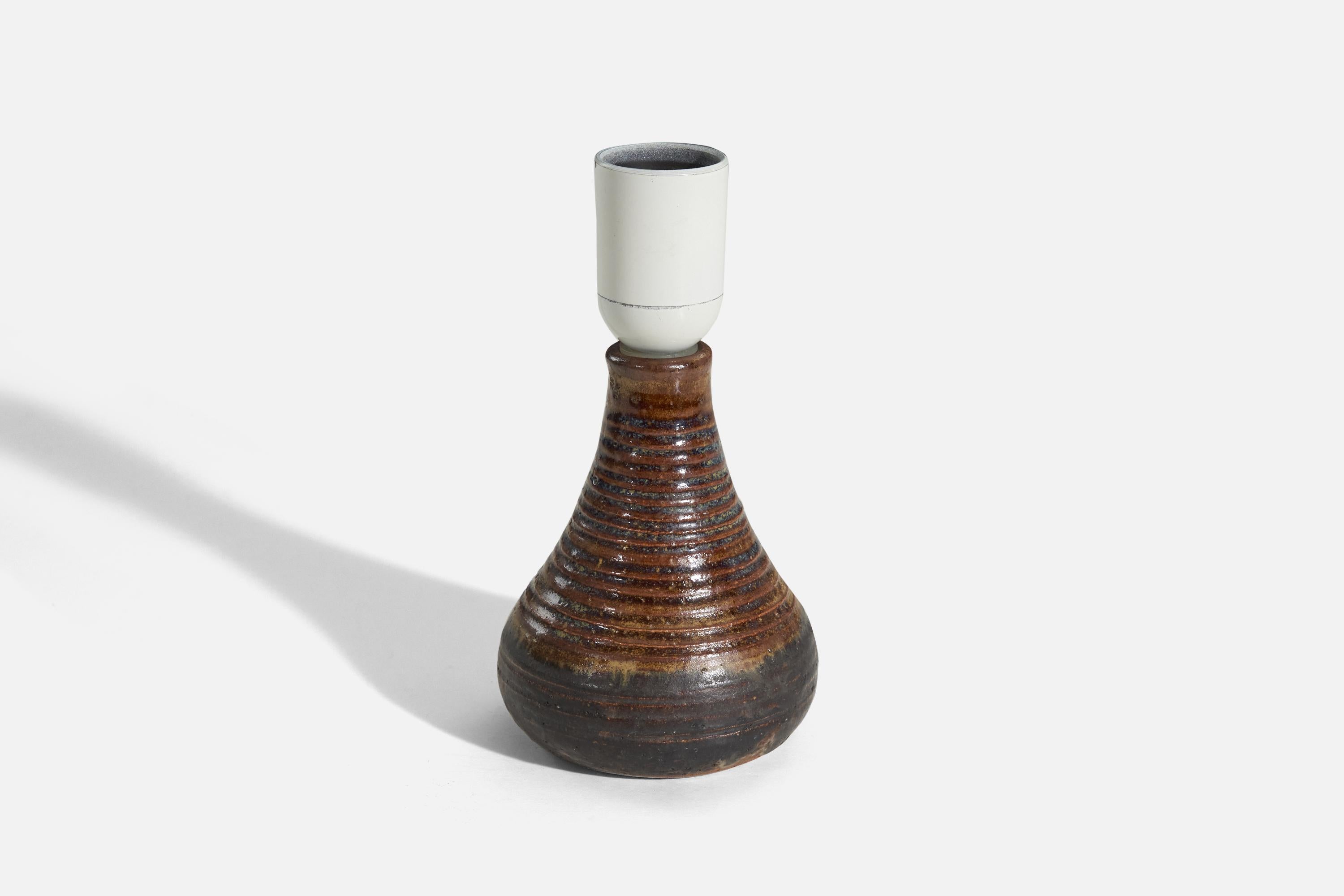 Eva Bengtsson, Tischlampe, glasiertes Steingut, Schweden, ca. 1970er Jahre im Zustand „Gut“ im Angebot in High Point, NC