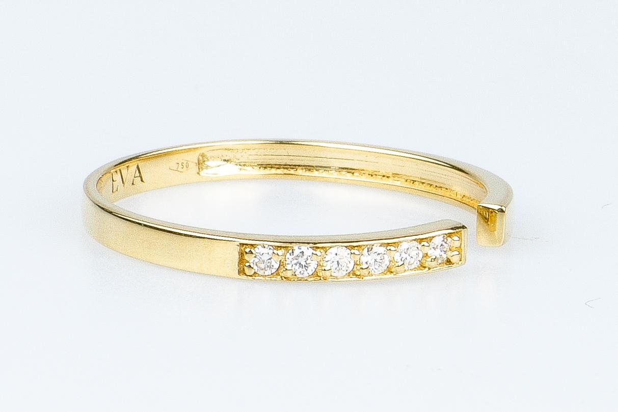 ARIA model, solid 18K yellow gold ring adorned with 7 round brilliant synthetic diamonds of 0.07 carats. (0.01 ct each.)

• Carats: 0.07 ct total

• Color: DEF

• Clarity: VS

• 1 grams

• Available sizes (EU): 49 to 56, free size adjustment.

•