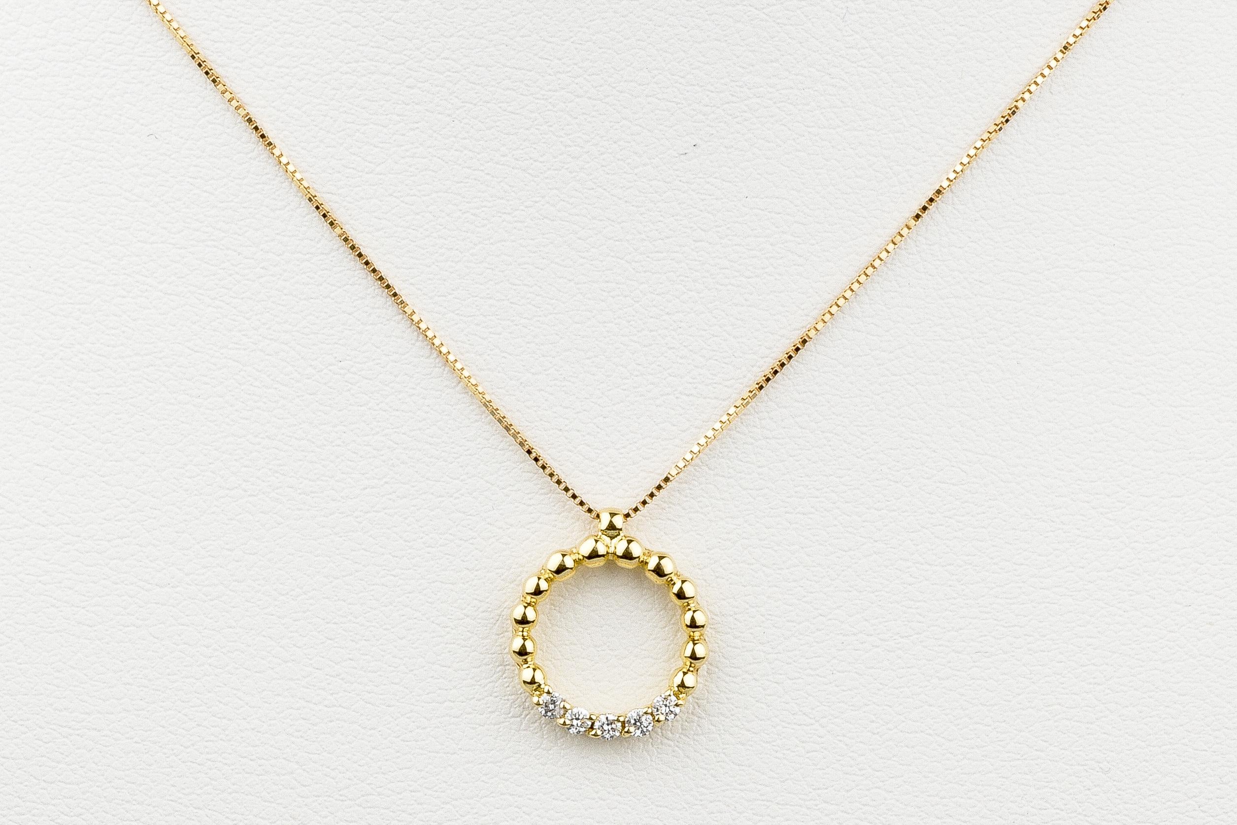 FLORINE model, necklace in solid 18K yellow gold adorned with 5 round brilliant synthetic diamonds of 0.1 carat. (0.02 ct each)

• Carats: 0.1 ct total

• Color: DEF

• Clarity: VS

• Venetian mesh, spring ring clasp.

• 2.50 grams

• Dimensions: 42