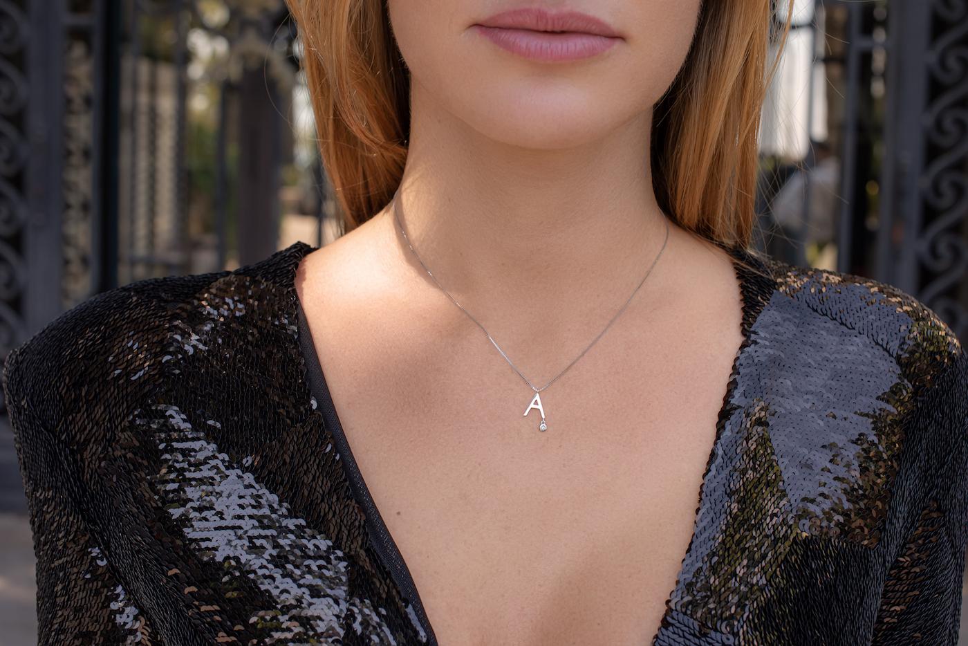 LETTER A model, necklace in solid 18K white gold adorned with 1 round brilliant synthetic diamond of 0.01 carat.

• Venetian mesh, spring ring clasp.

• Carats: 0.01 ct total

• Color: DEF

• Clarity: VS

• Venetian mesh, spring ring clasp.

• 1.60