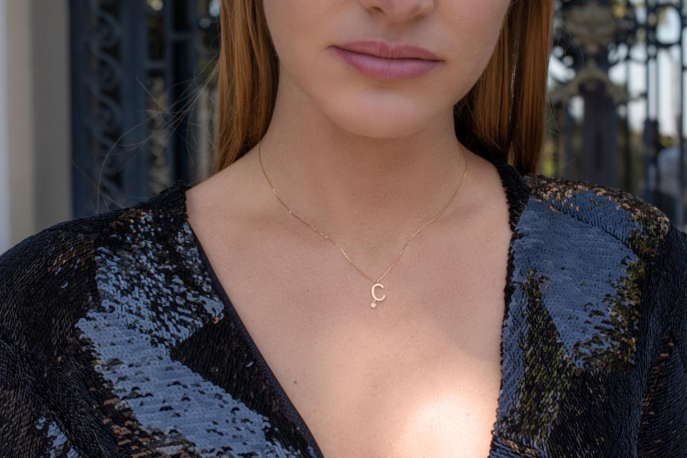 LETTRE C model, necklace in solid 18K yellow gold adorned with 1 round brilliant synthetic diamond of 0.01 carat.

• Venetian mesh, spring ring clasp.

• Carats: 0.01 ct total

• Color: DEF

• Clarity: VS

• Venetian mesh, spring ring clasp.

• 1.60