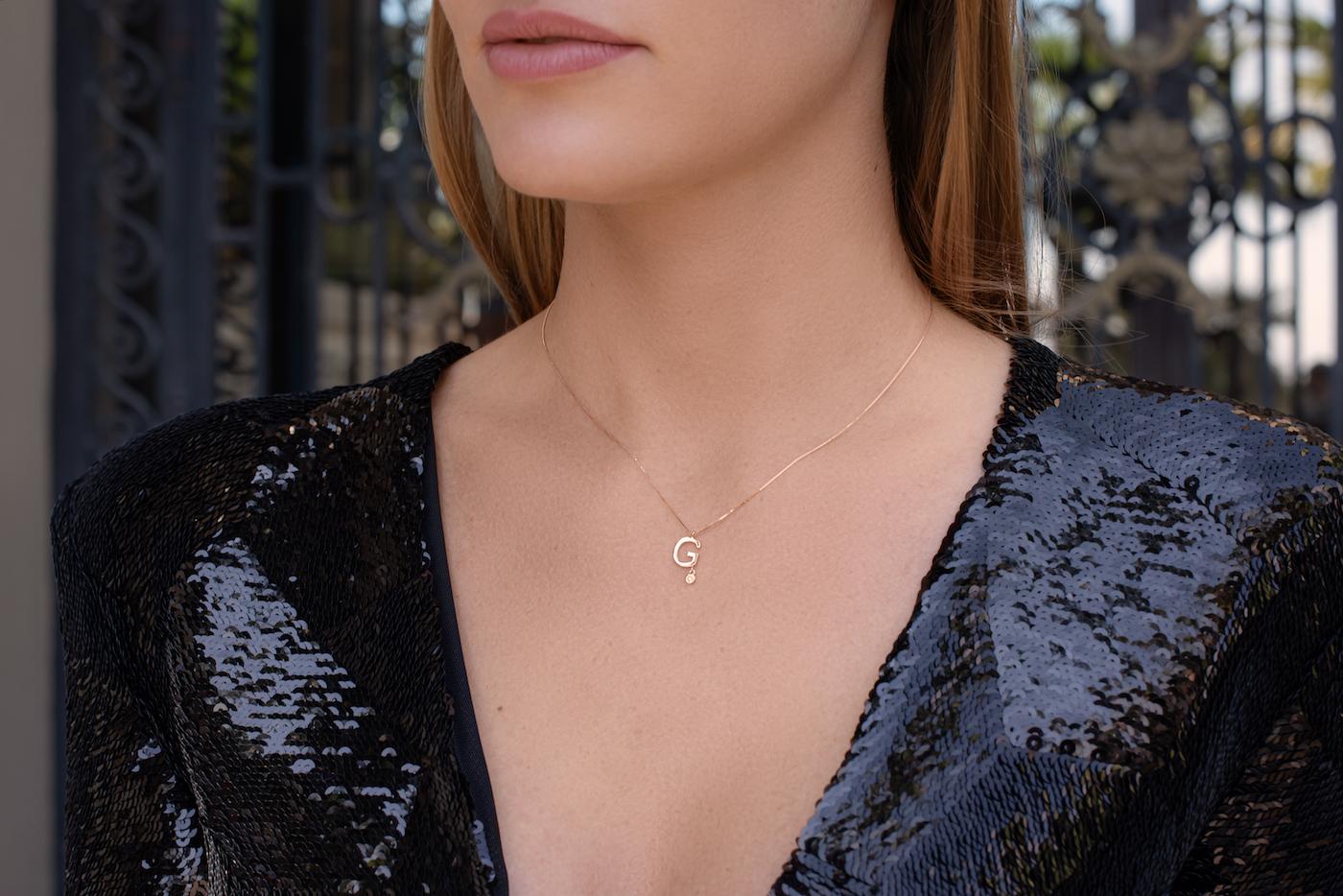LETTRE G model, necklace in solid 18-carat pink gold adorned with 1 round brilliant synthetic diamond of 0.01 carat.

• Venetian mesh, spring ring clasp.

• Carats: 0.01 ct total

• Color: DEF

• Clarity: VS

• Venetian mesh, spring ring clasp.

•