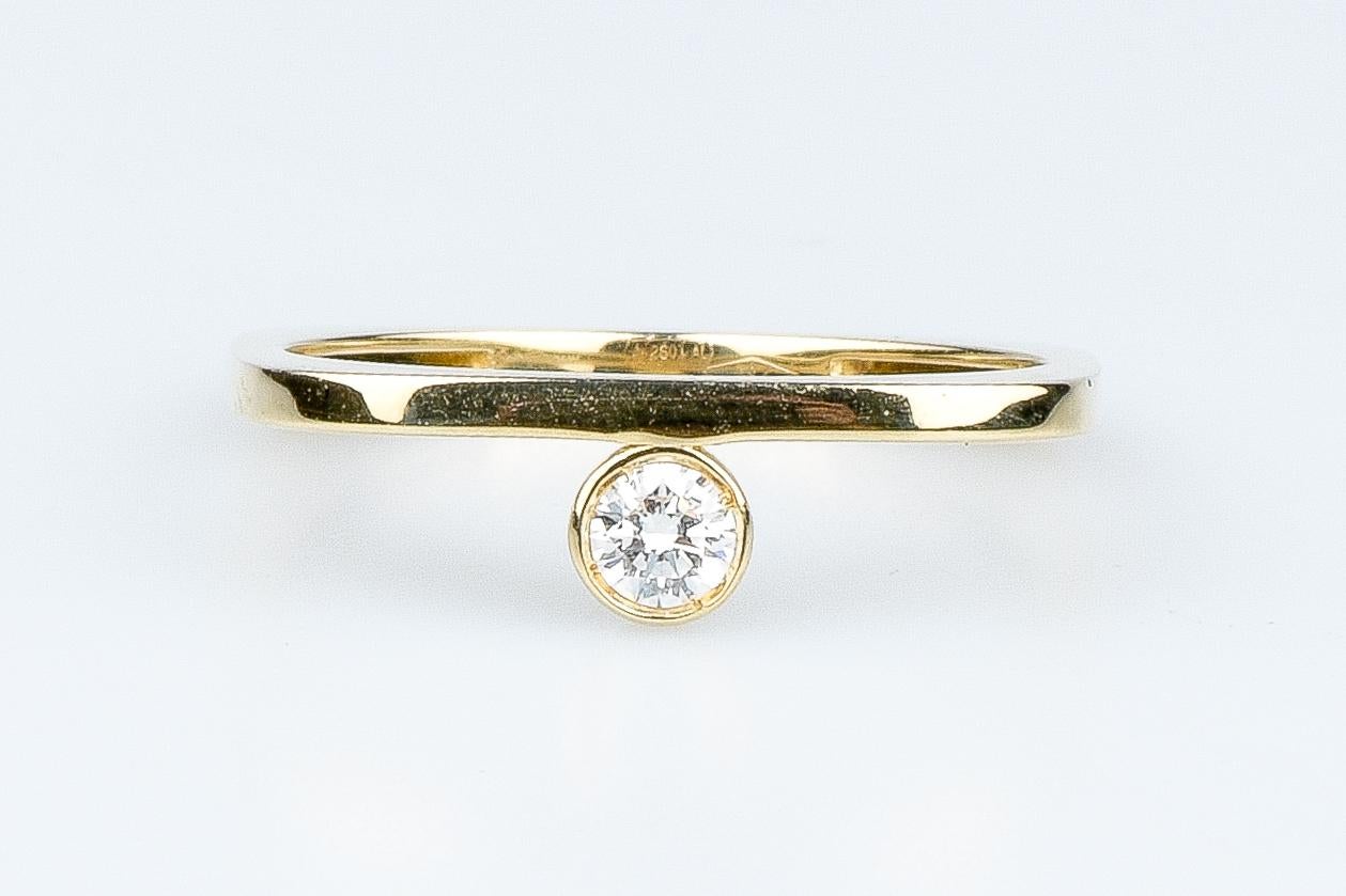 EVA-zertifizierter Livia-Ring aus Gelbgold mit rundem, brillantem synthetischem Diamanten von 0,15 Karat Damen im Angebot