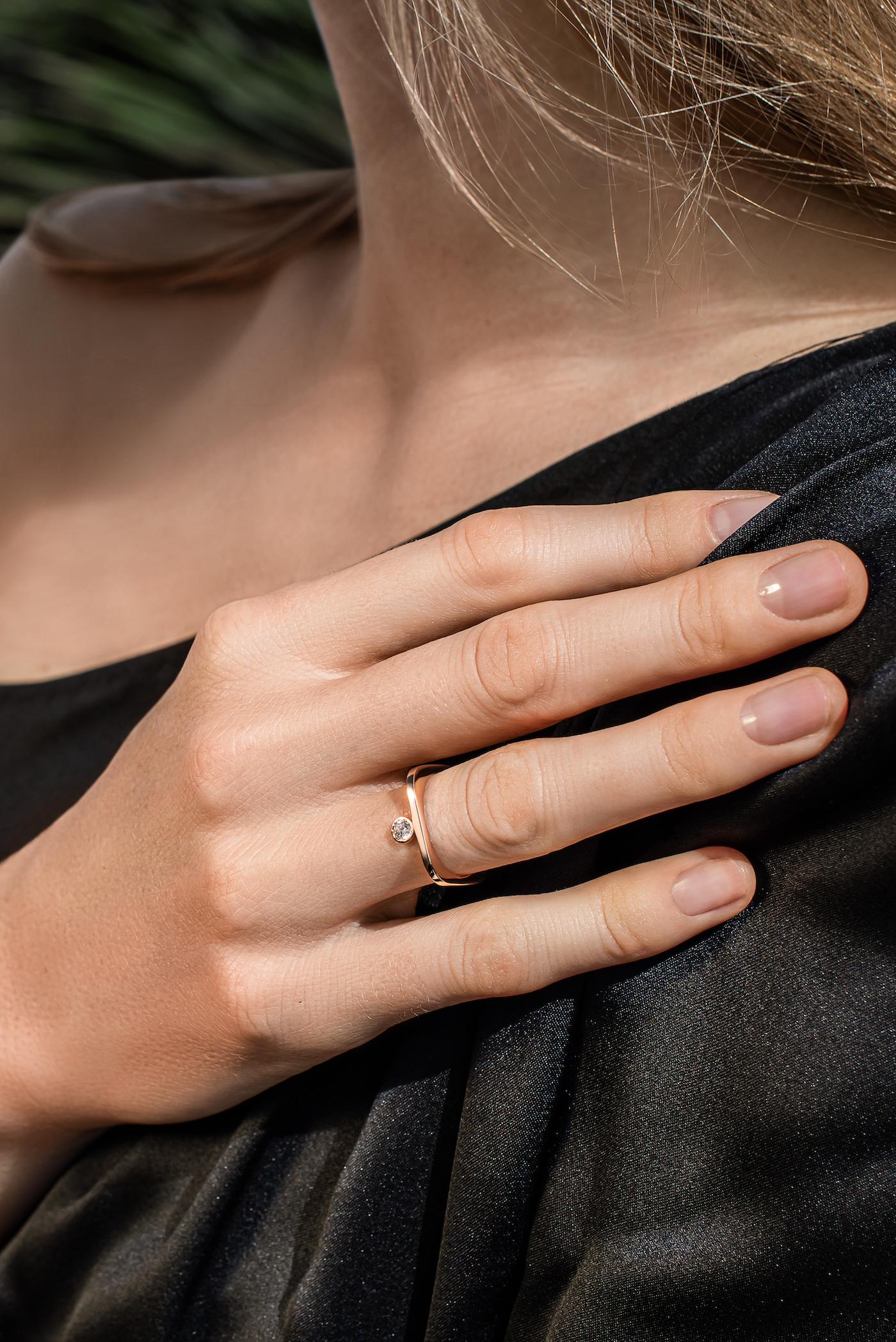 EVA-zertifizierter Livia-Ring aus Gelbgold mit rundem, brillantem synthetischem Diamanten von 0,15 Karat im Angebot 1