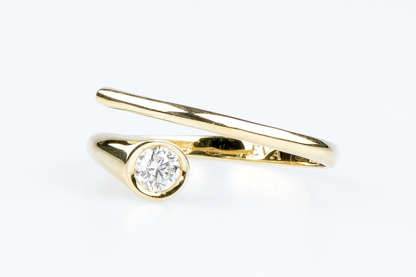 LUCIA model, solid 18-carat yellow gold ring set with a 0.20 carat round brilliant synthetic diamond.

• Carats: 0.20 ct

• Color: DEF

• Clarity: VS

• 1.70 grams

• Dimensions: 0.6 x 0.3 cm (ring head) and 0.1 cm (ring)

• Available sizes (EU): 50