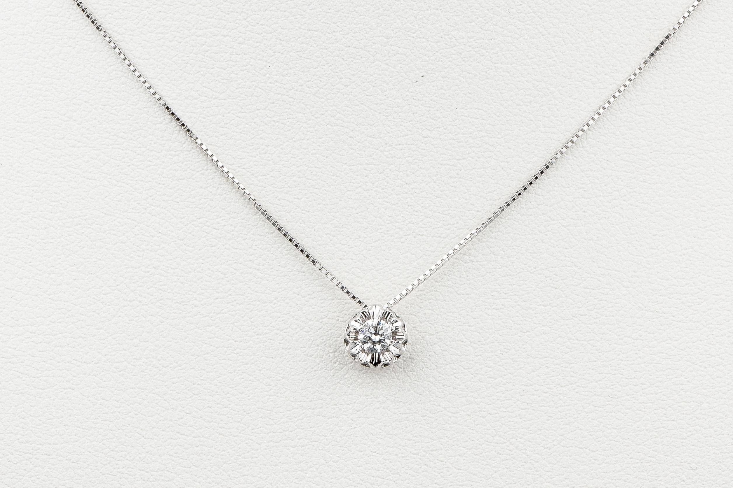 VICTORINNE model, necklace in solid 18K white gold adorned with 1 round brilliant synthetic diamond of 0.10 carat.

• Carats: 0.20 ct total

• Color: DEF

• Clarity: VS

• Venetian mesh, spring ring clasp.

• 1.50 grams

• Dimensions: 42 cm long

•