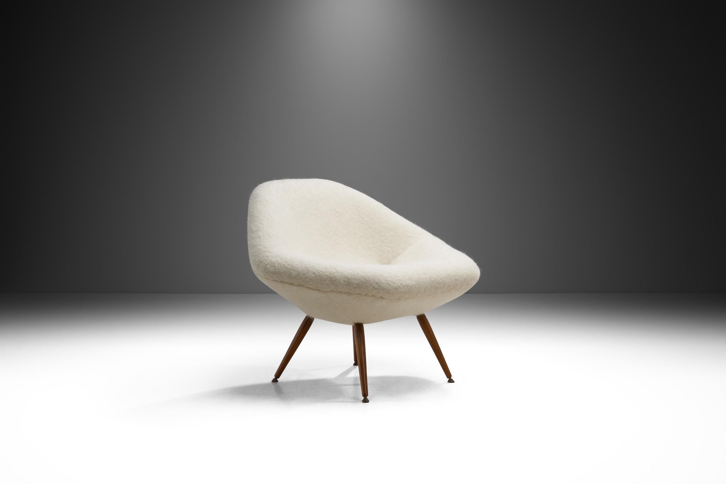 Schwedisches Möbeldesign ist eine modernistische Geschichte von beständigem Stil. Mit seiner eleganten Schalenform verkörpert dieser Loungesessel die zeitlose Anziehungskraft schwedischer Möbel, die in der Vergangenheit von einer Reihe ikonischer