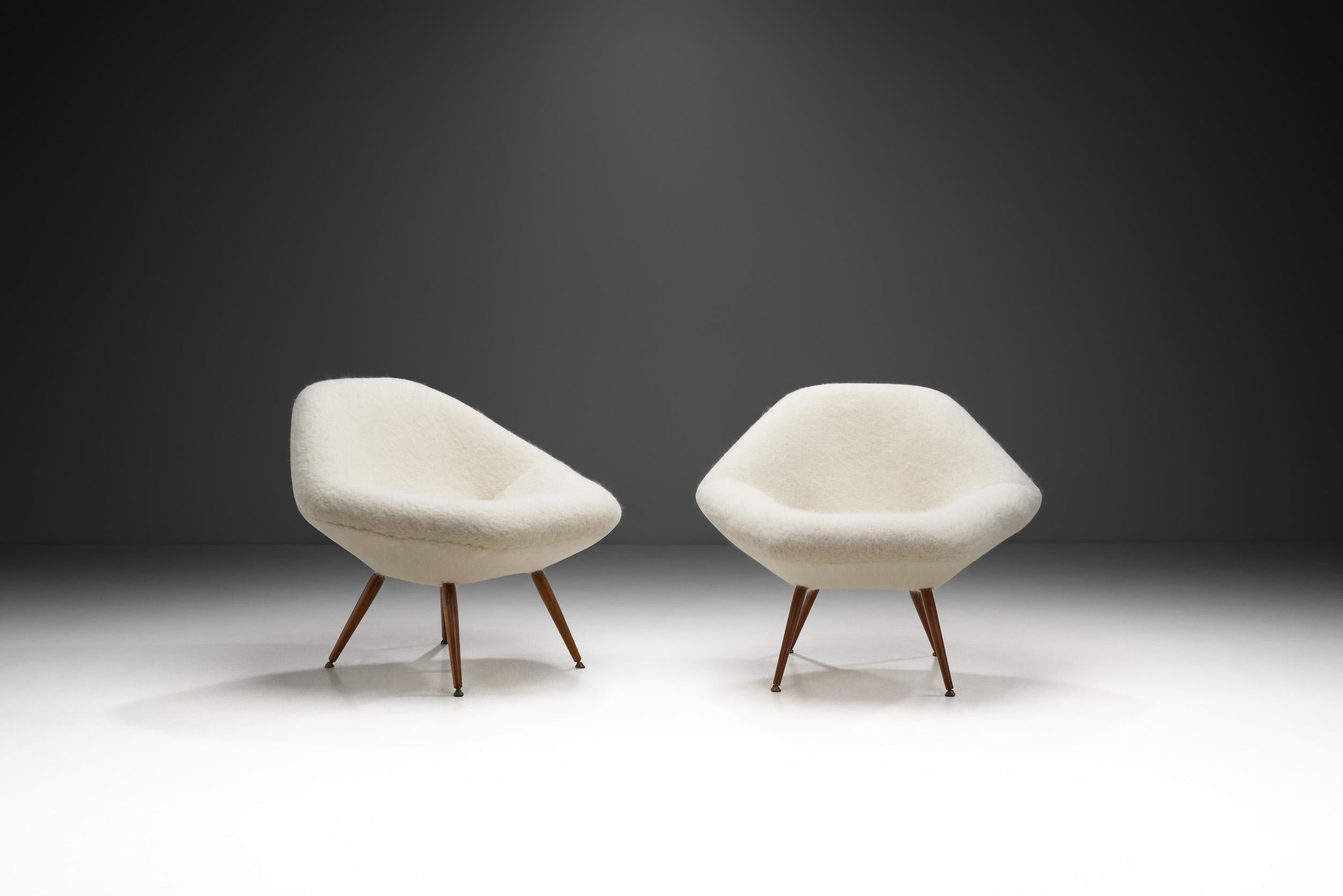 Le design des meubles suédois est une histoire moderniste au style durable. Avec leur élégante forme de coquille, ces chaises longues incarnent l'attrait intemporel du mobilier suédois qui a été mis en place dans le passé, par une grappe de