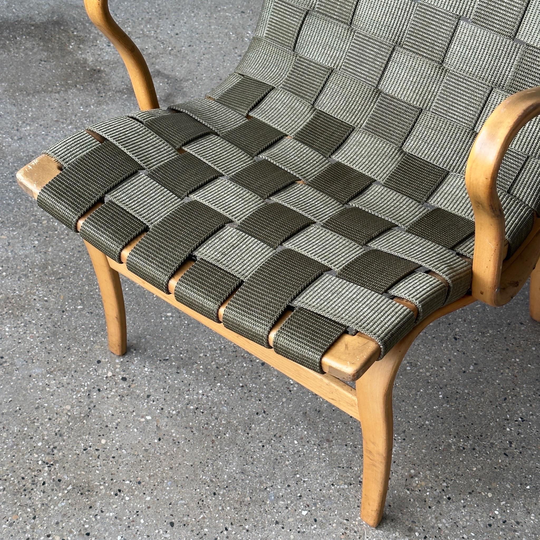 c. 1960s. Il prezzo si riferisce al set. Contattaci se vuoi acquistare un singolo articolo. Telaio in betulla con cintura militare in nylon pesante intrecciato. Abbiamo rifatto la stampa perché gli originali erano strappati. 