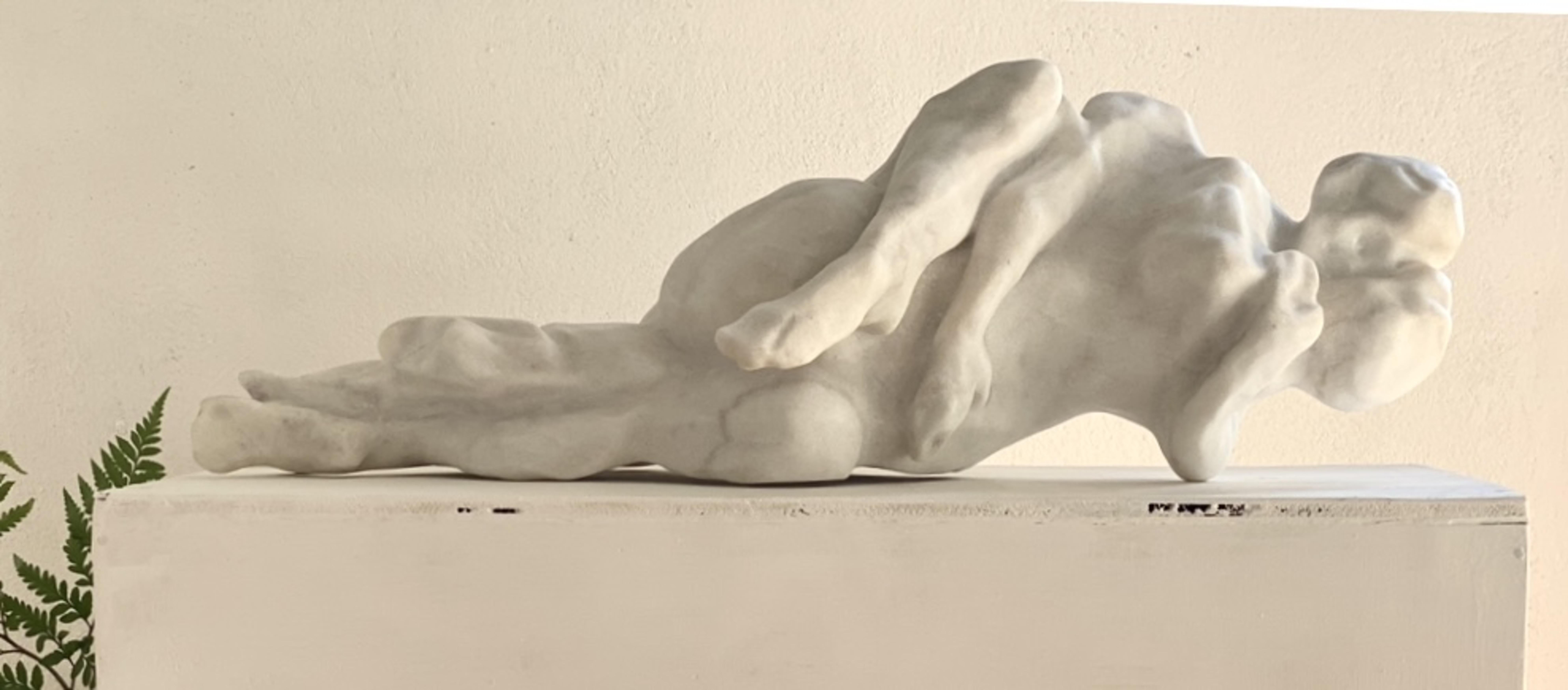 A Hug (large) - Sculpture by Eva Claessens