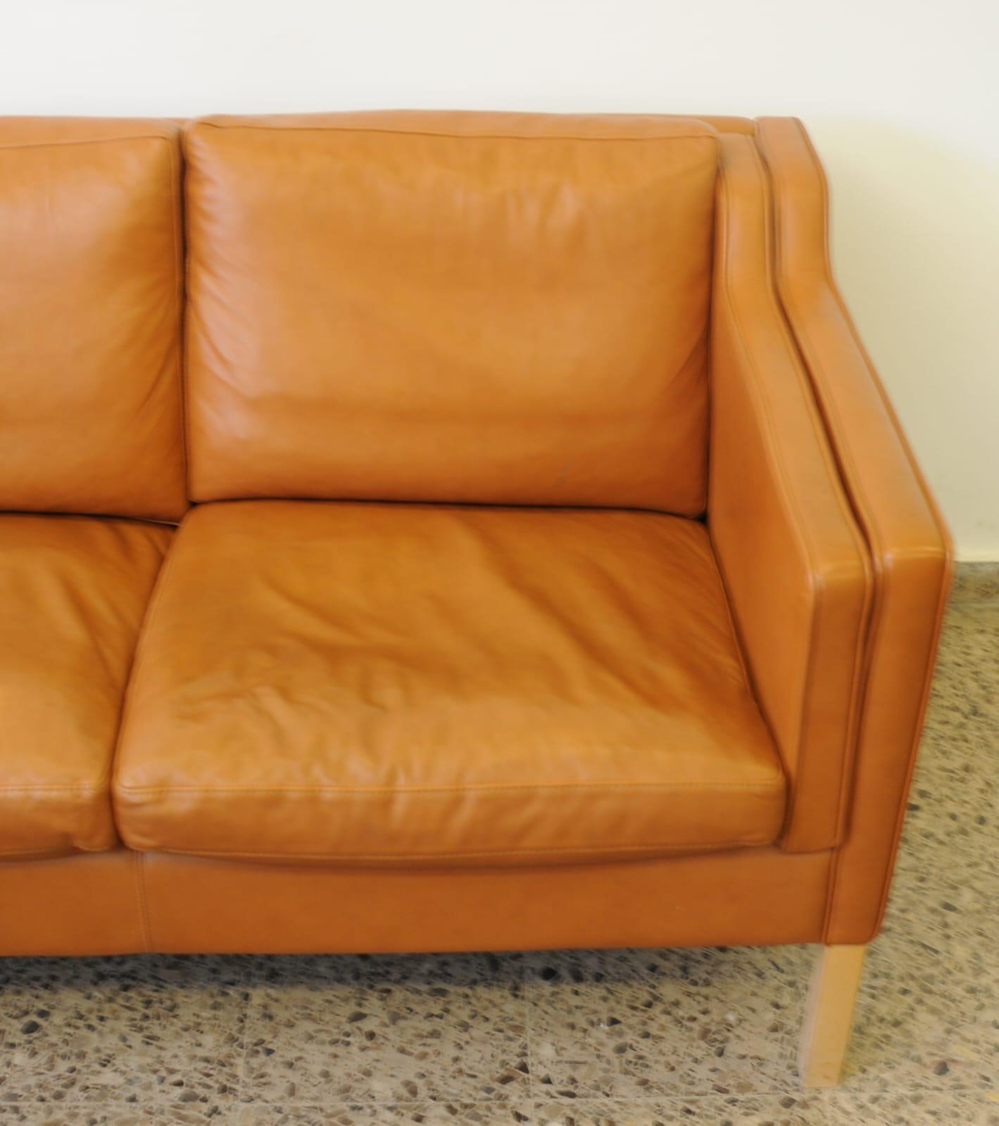 Eva Danish Cognac Leather Sofa by Stouby In Good Condition For Sale In PEGO, ES