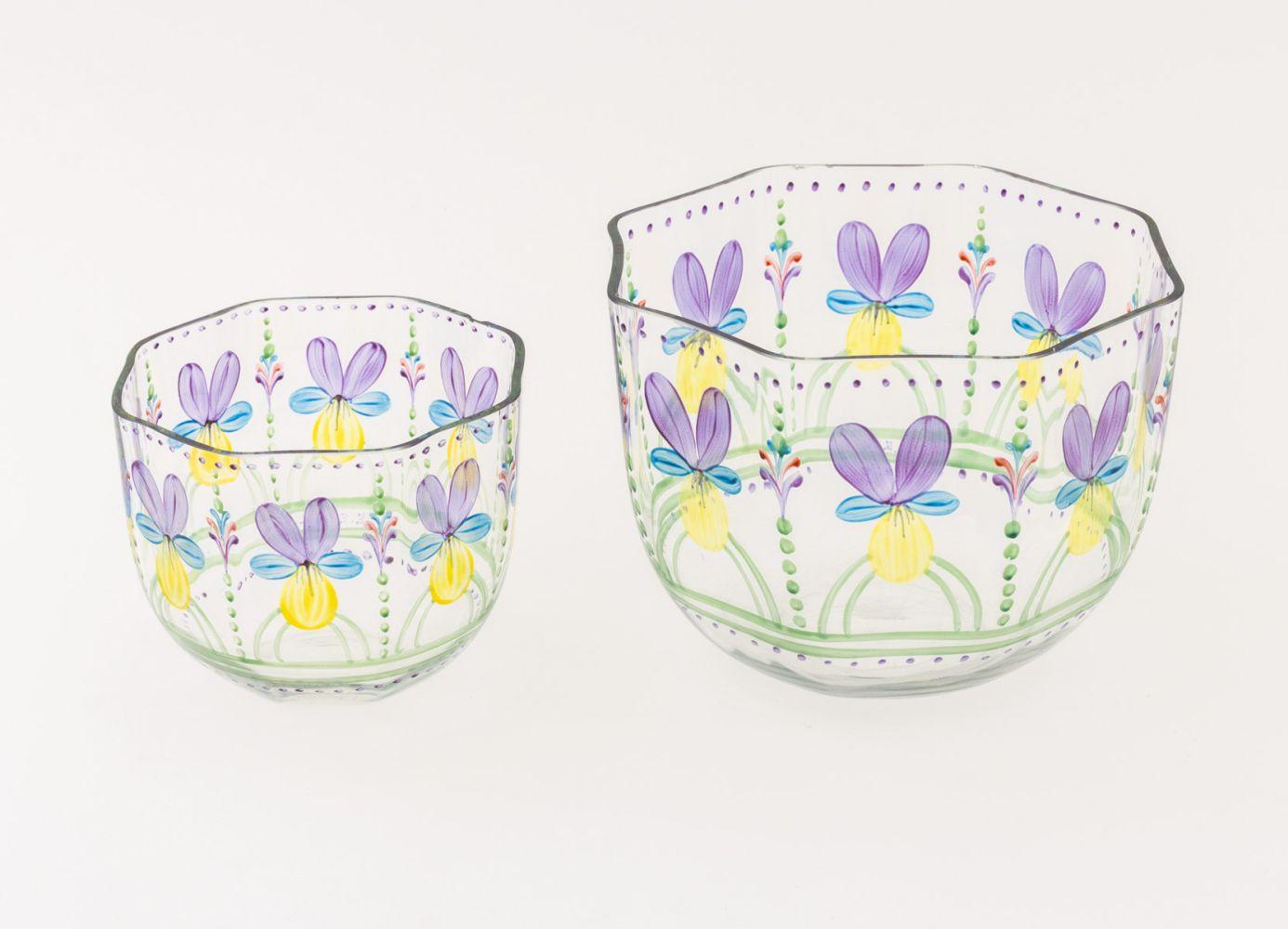 Gruppo di tre ciotole di Eva Englund (Swedish, 1937-1998) per Orrefors Art Glass, comprendente: (2) ciotole ottagonali con fiori dipinti in viola, blu e giallo, firmate 
