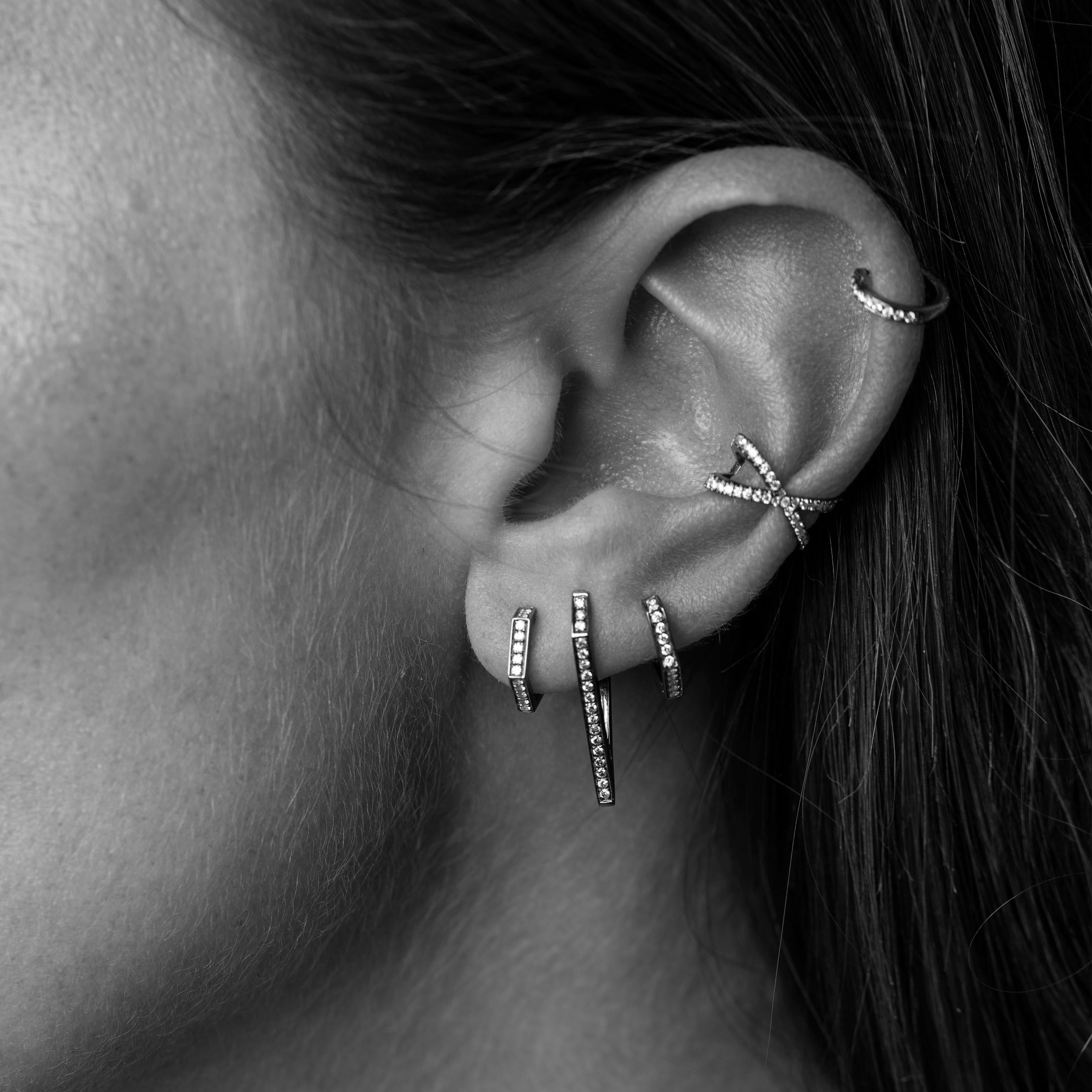 18K geschwärztes Weißgold mit weißen Diamanten. Auch in Roségold erhältlich. 

Die Designästhetik von Eva Fehren ermöglicht es Frauen, Looks zu kreieren, die für sie persönlich relevant und einzigartig sind. Eine Kollektion, die kühne Weiblichkeit