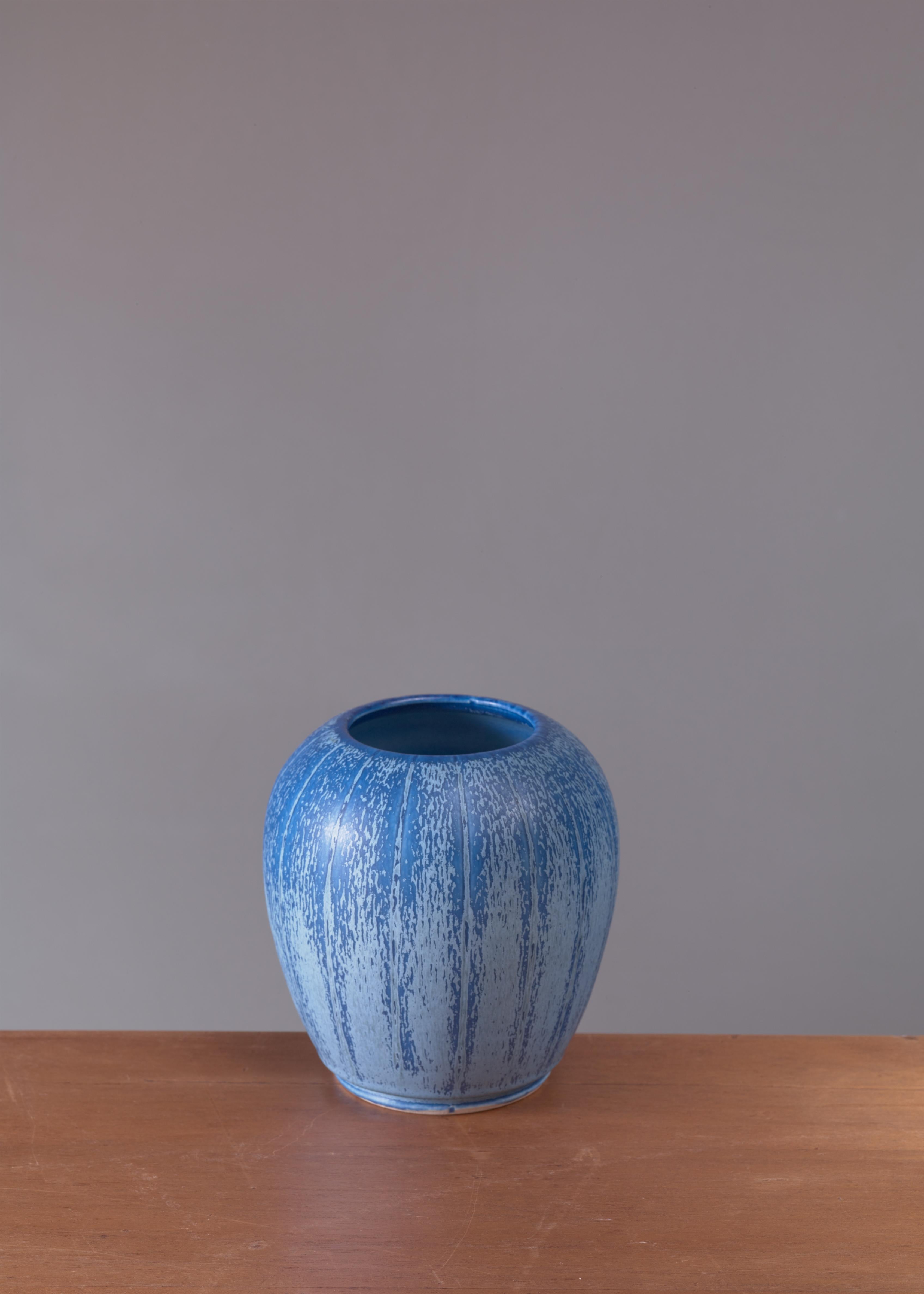 Blaue Keramikvase von Eva Jancke-Bjork für Bo Fajans, Schweden, 1940er Jahre (Skandinavische Moderne) im Angebot