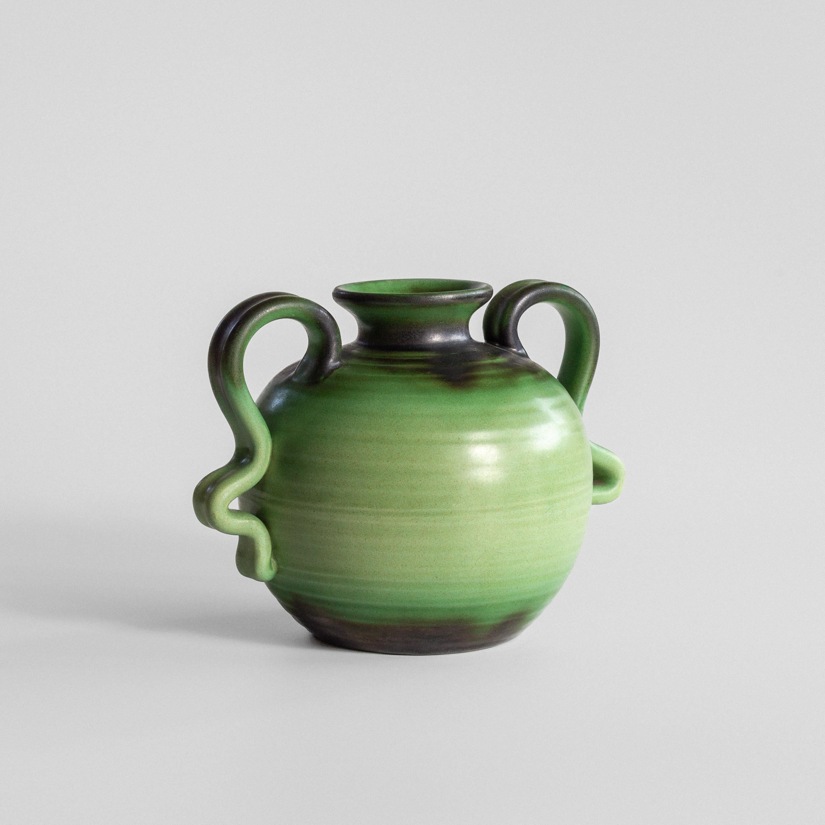 Bellissimo vaso The Modern Scandinavian Modern con manici ornamentali e delicati. Realizzato in terracotta con uno smalto chiamato 